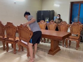 Bộ bàn ăn nguyên khối và 10 ghế louis hoa lá tây (Anh Vũ, Đông Anh, Hà Nội) 56 ban an 10 ghe anh Vu chi Men Dong Anh 21