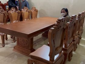 Bộ bàn ăn nguyên khối và 10 ghế louis hoa lá tây (Anh Vũ, Đông Anh, Hà Nội) 57 bàn ăn nguyên khối cùng 8 ghế hoa lá tây cao cấp gỗ gõ đỏ tự nhiên