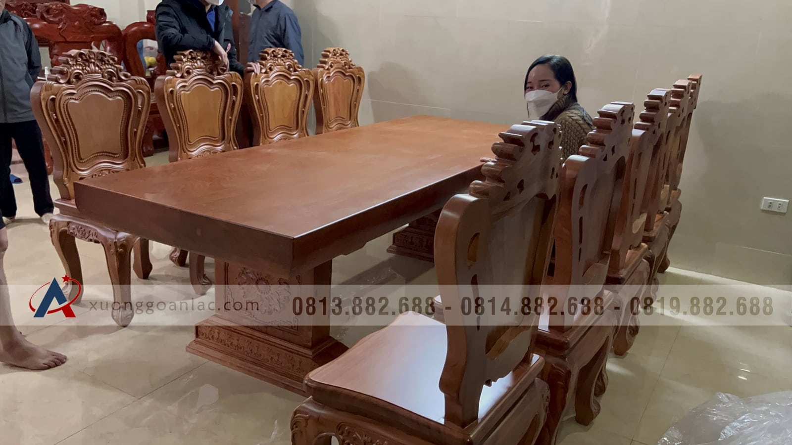 Bộ bàn ăn nguyên khối và 10 ghế louis hoa lá tây (Anh Vũ, Đông Anh, Hà Nội) 77 bàn ăn nguyên khối cùng 8 ghế hoa lá tây cao cấp gỗ gõ đỏ tự nhiên