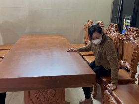 Bộ bàn ăn nguyên khối và 10 ghế louis hoa lá tây (Anh Vũ, Đông Anh, Hà Nội) 58 ban an 10 ghe anh Vu chi Men Dong Anh 23