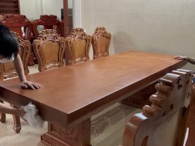 Bộ bàn ăn nguyên khối và 10 ghế louis hoa lá tây (Anh Vũ, Đông Anh, Hà Nội) 60 bàn ghế ăn đẳng cấp gỗ gõ đỏ tự nhiên