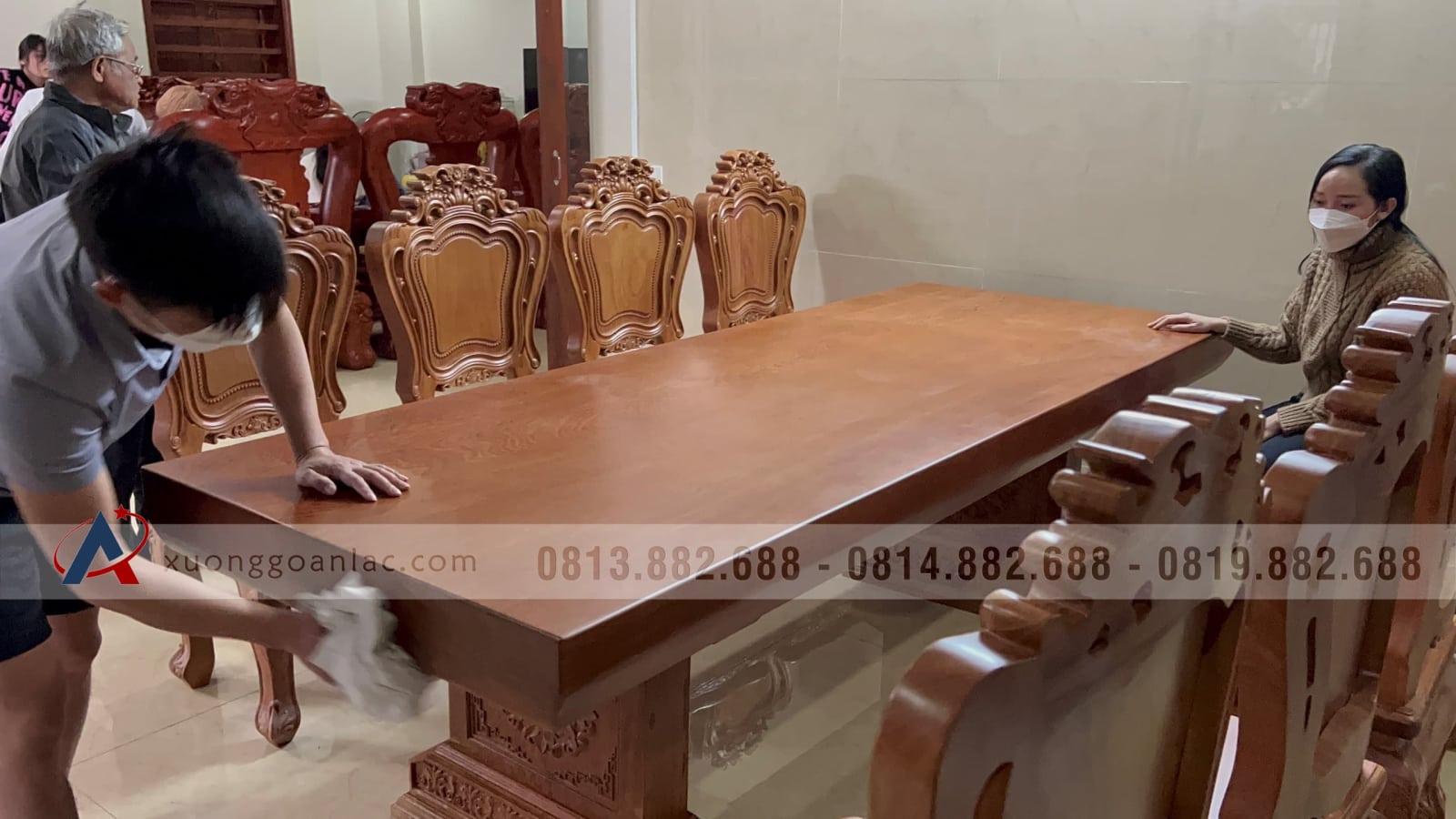 Bộ bàn ăn nguyên khối và 10 ghế louis hoa lá tây (Anh Vũ, Đông Anh, Hà Nội) 26 bàn ghế ăn đẳng cấp gỗ gõ đỏ tự nhiên