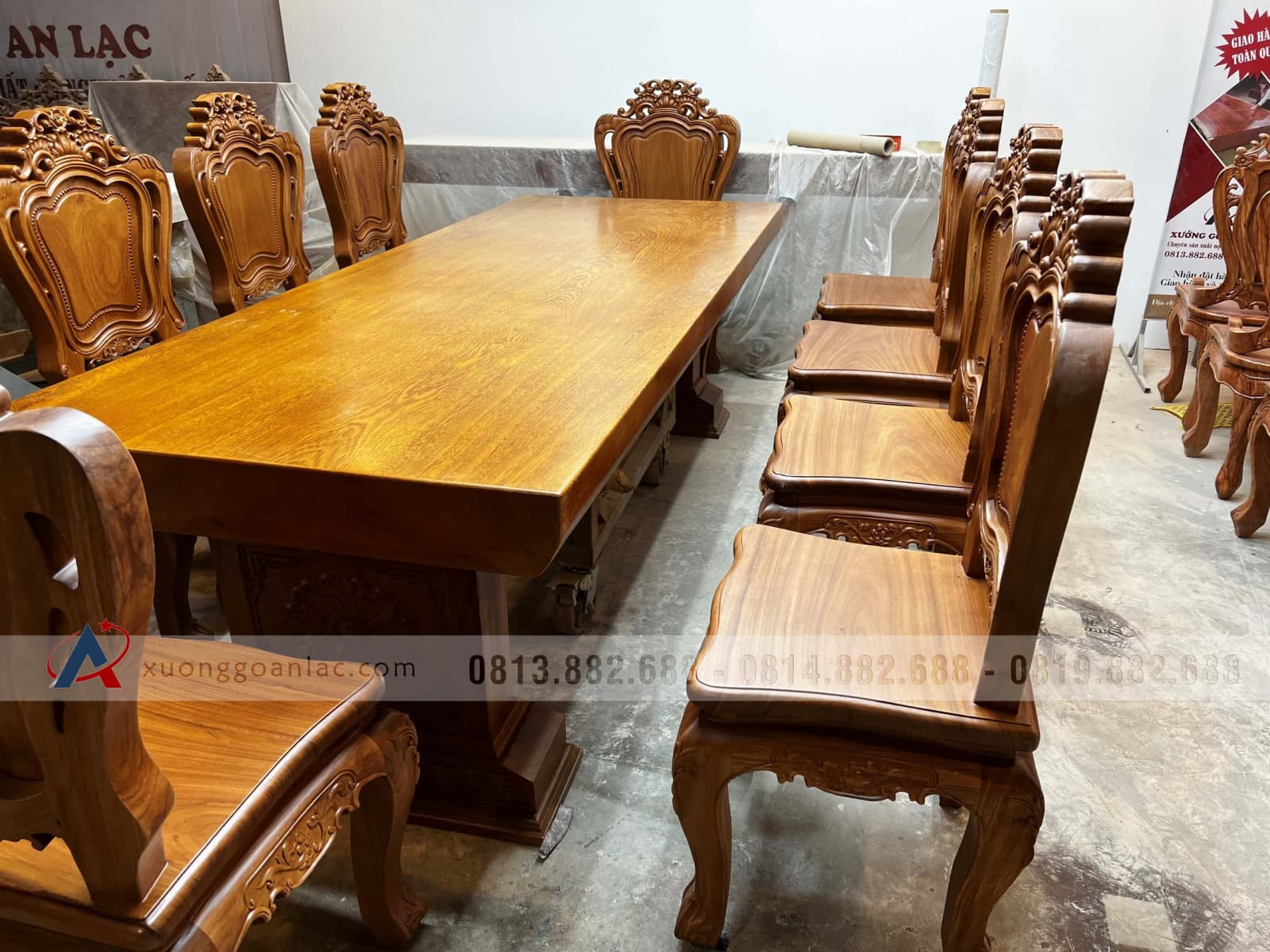 Bộ bàn ăn nguyên khối và 10 ghế louis hoa lá tây (Anh Vũ, Đông Anh, Hà Nội) 72 bàn ăn nguyên khối gỗ gõ đỏ pachy cao cấp