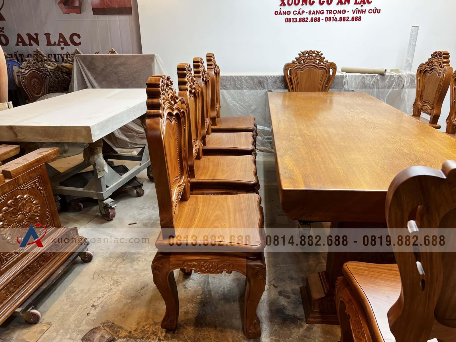 Bộ bàn ăn nguyên khối và 10 ghế louis hoa lá tây (Anh Vũ, Đông Anh, Hà Nội) 7 Bộ bàn ăn nguyên khối và 10 ghế louis hoa lá tây (Anh Vũ, Đông Anh, Hà Nội) - Ảnh 7