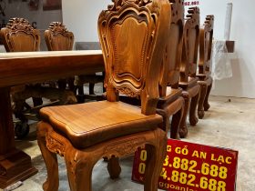 Bộ bàn ăn nguyên khối và 10 ghế louis hoa lá tây (Anh Vũ, Đông Anh, Hà Nội) 43 mặt trước ghế louis