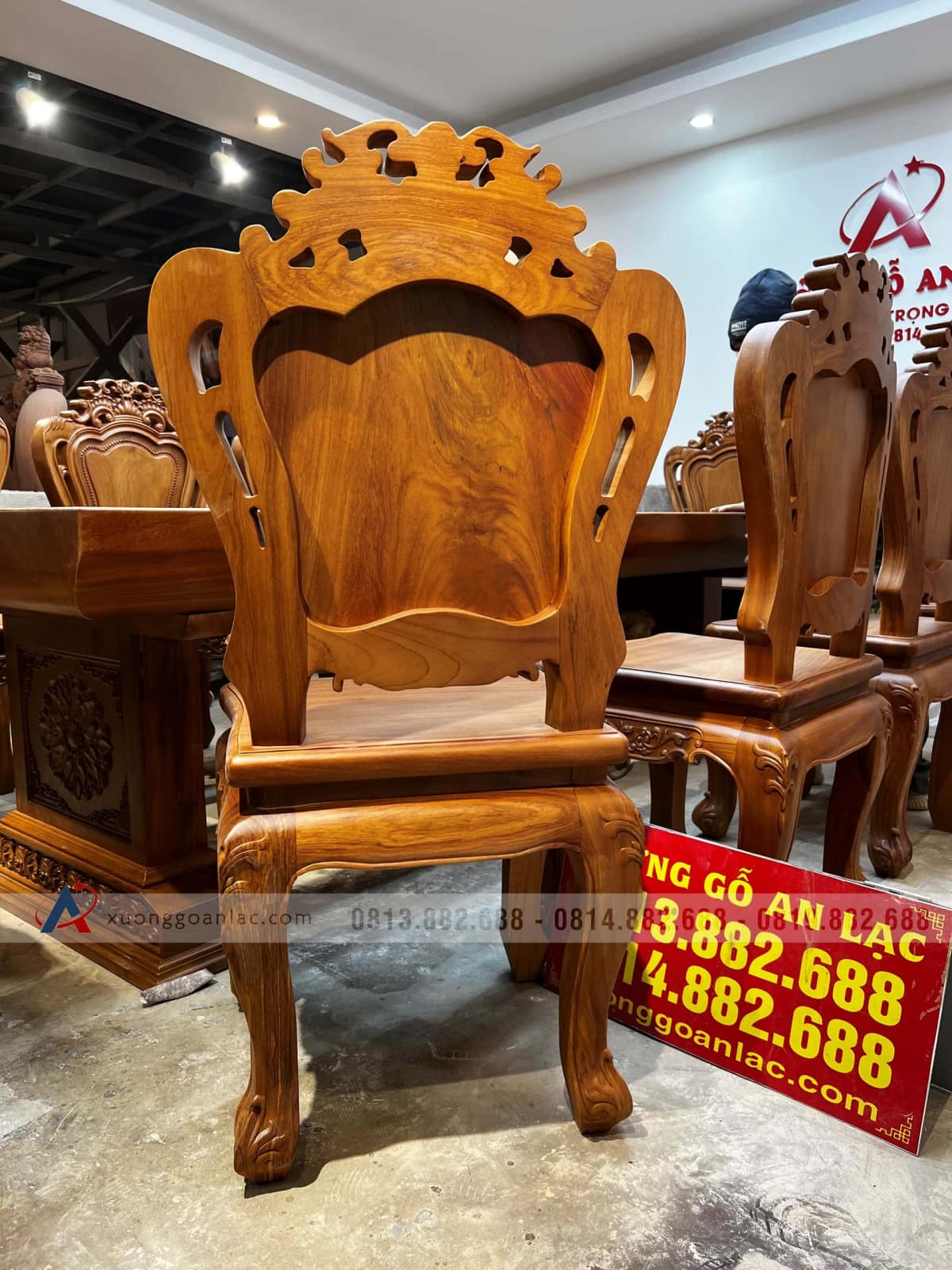 Bộ bàn ăn nguyên khối và 10 ghế louis hoa lá tây (Anh Vũ, Đông Anh, Hà Nội) 10 mặt sau ghế louis