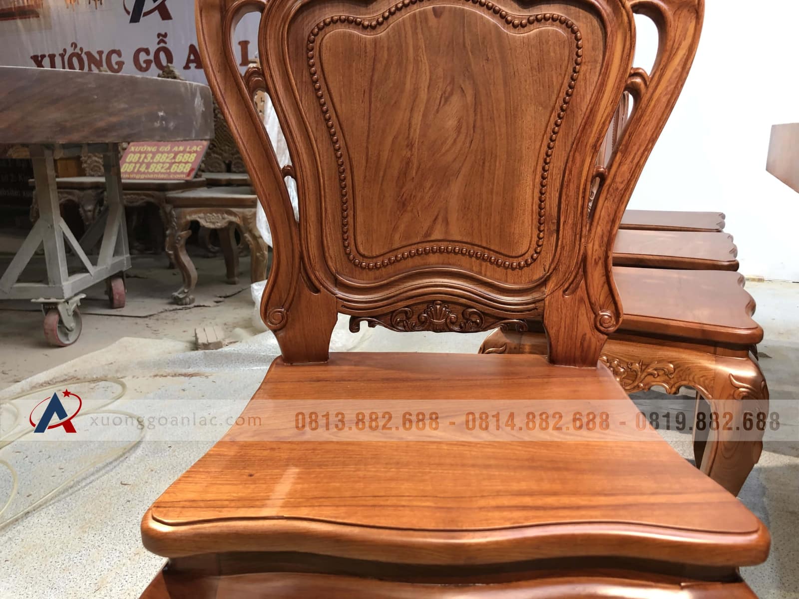 Bộ bàn ăn gỗ gõ đỏ 8 ghế louis hoa lá tây gỗ hương đá (Anh Trường, Phú Thọ) 18 ghế ăn gỗ hương đá