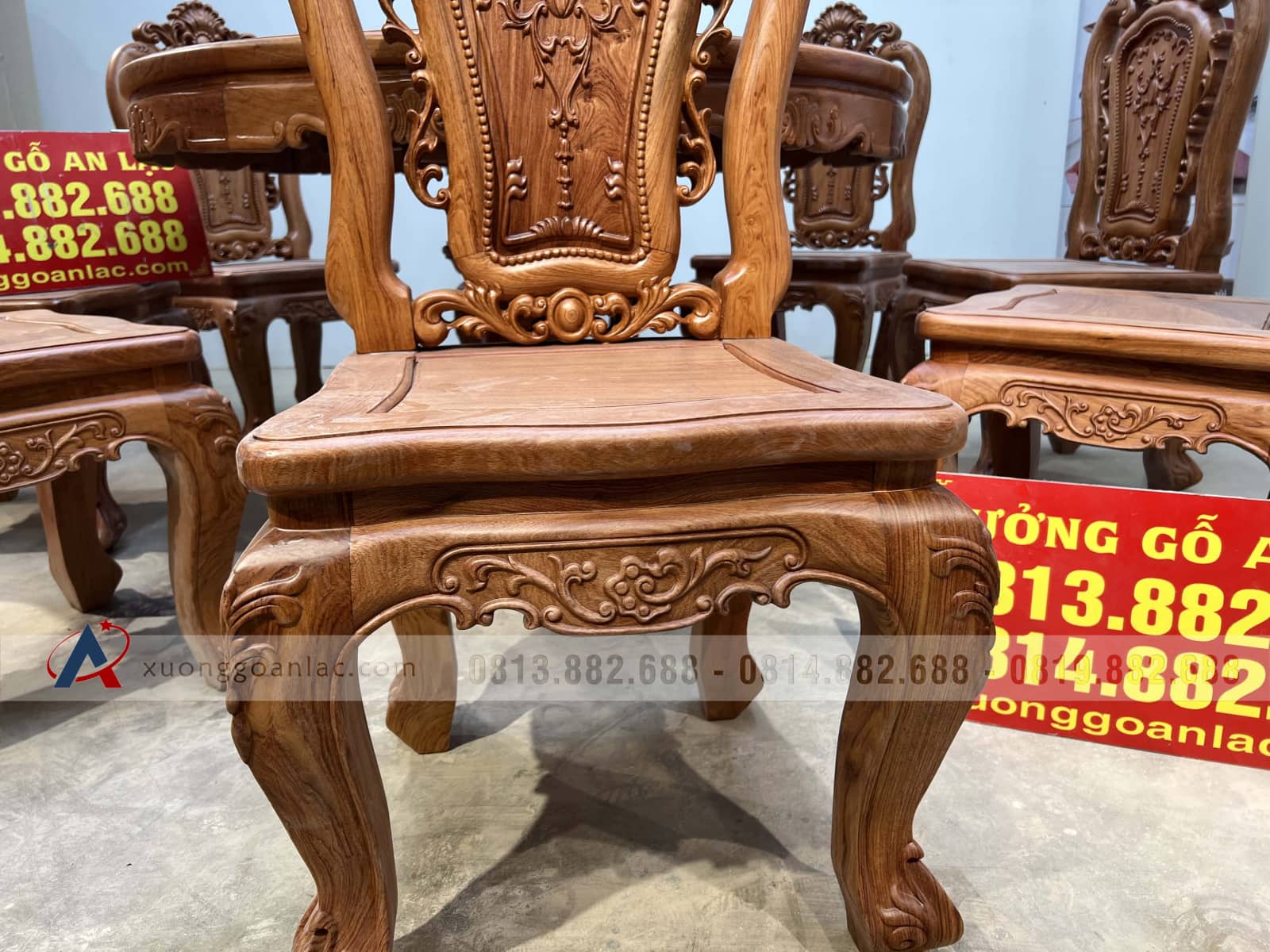 Bộ bàn ăn tròn gỗ hương đá 8 ghế louis hồng hạt (Bác Lai, Hà Nội) 15 Bộ bàn ăn tròn gỗ hương đá 8 ghế louis hồng hạt (Bác Lai, Hà Nội) - Ảnh 15