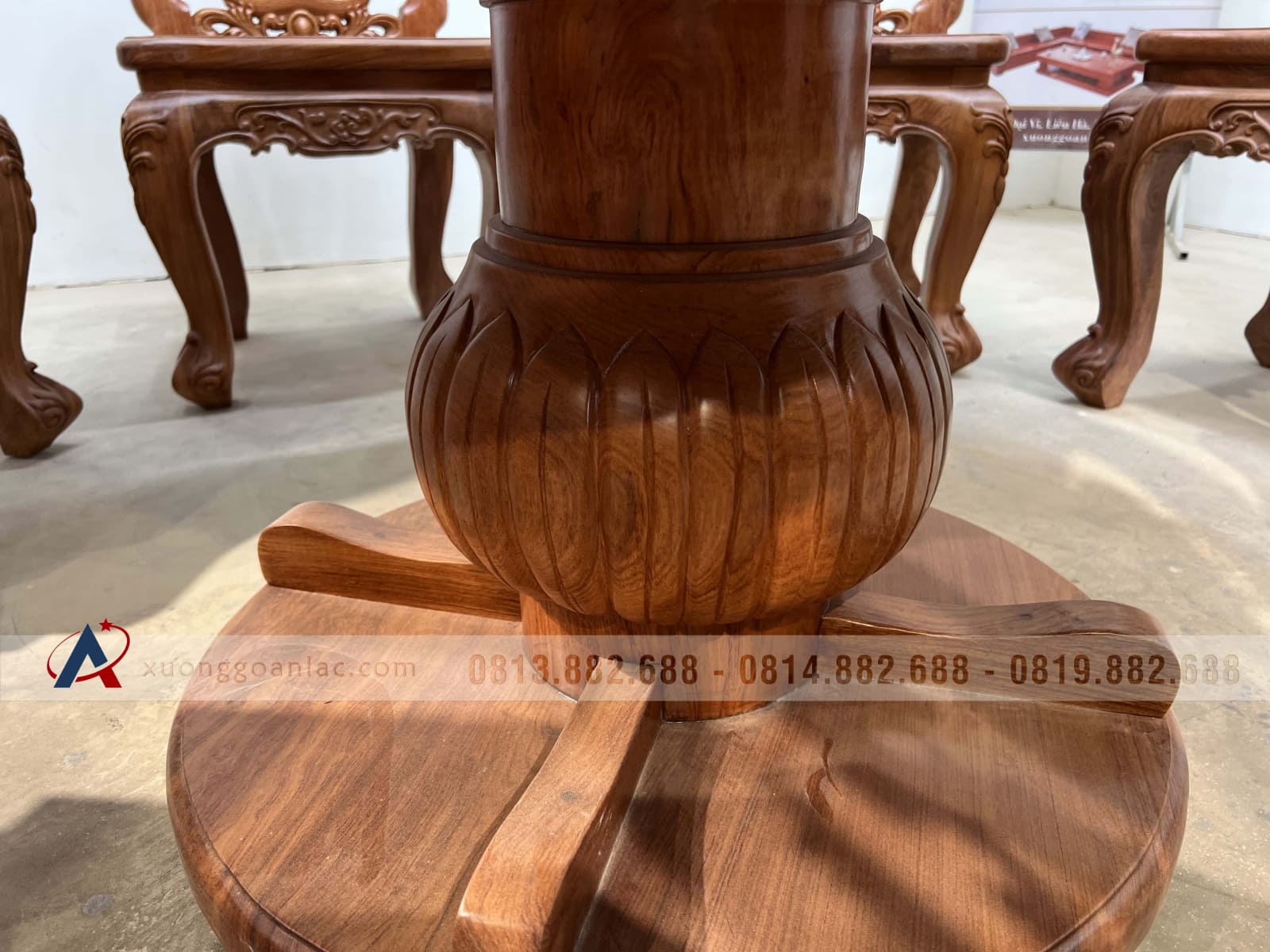 Bộ bàn ăn tròn gỗ hương đá 8 ghế louis hồng hạt (Bác Lai, Hà Nội) 21 bàn ăn chân trụ lớn