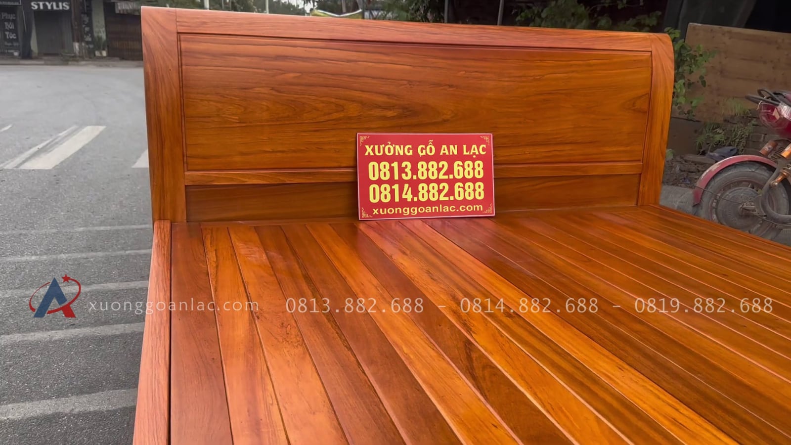 Giường 1m8 x 2m trơn hoàn thiện màu gõ sáng Giao Hà Đông 12 đầu giường thiết kế trơn
