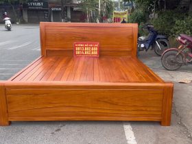 Giường 1m8 x 2m trơn hoàn thiện màu gõ sáng Giao Hà Đông 8 đuôi giường cùng được thiết kế trơn