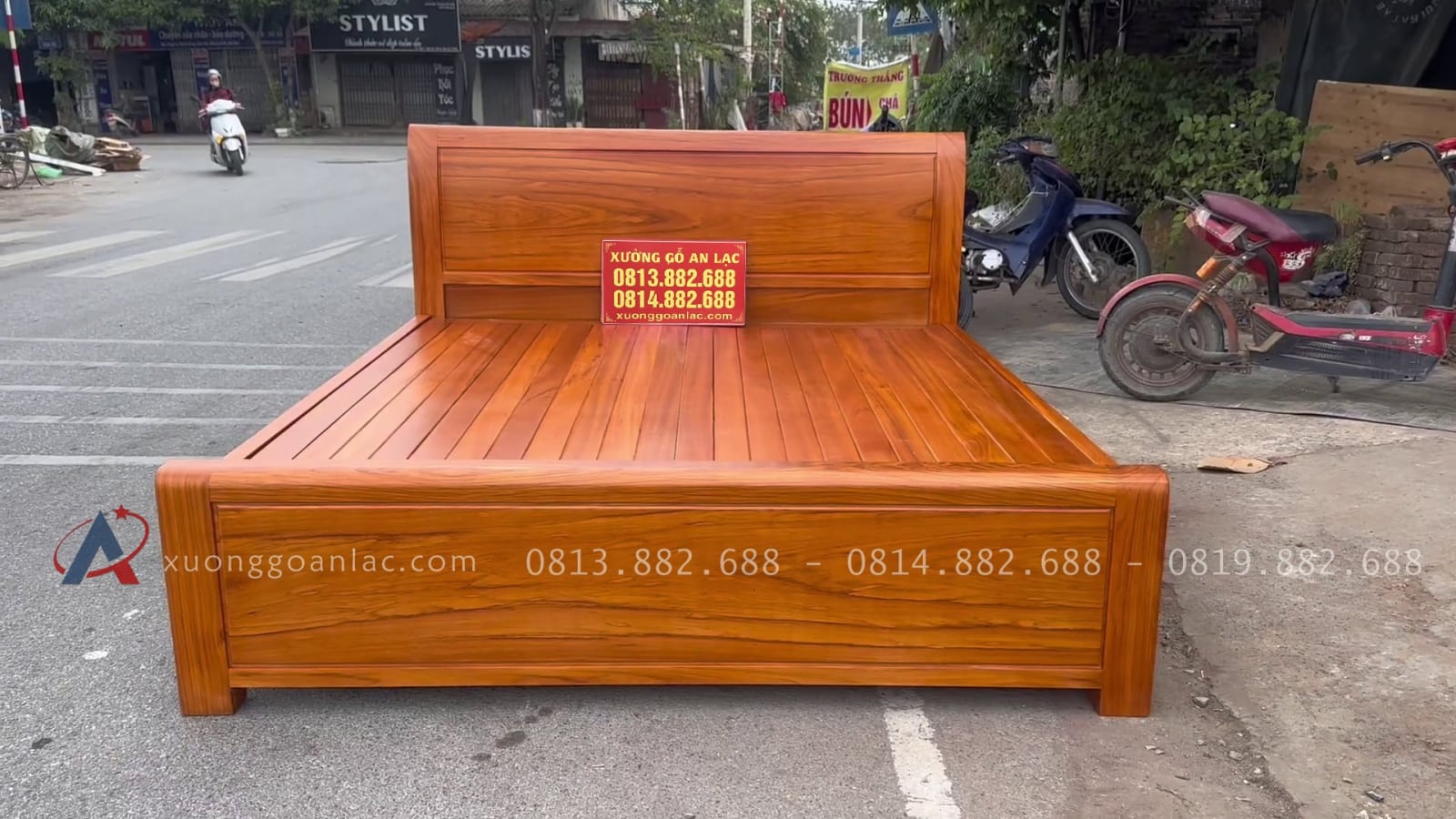 Giường 1m8 x 2m trơn hoàn thiện màu gõ sáng Giao Hà Đông 13 đuôi giường cùng được thiết kế trơn