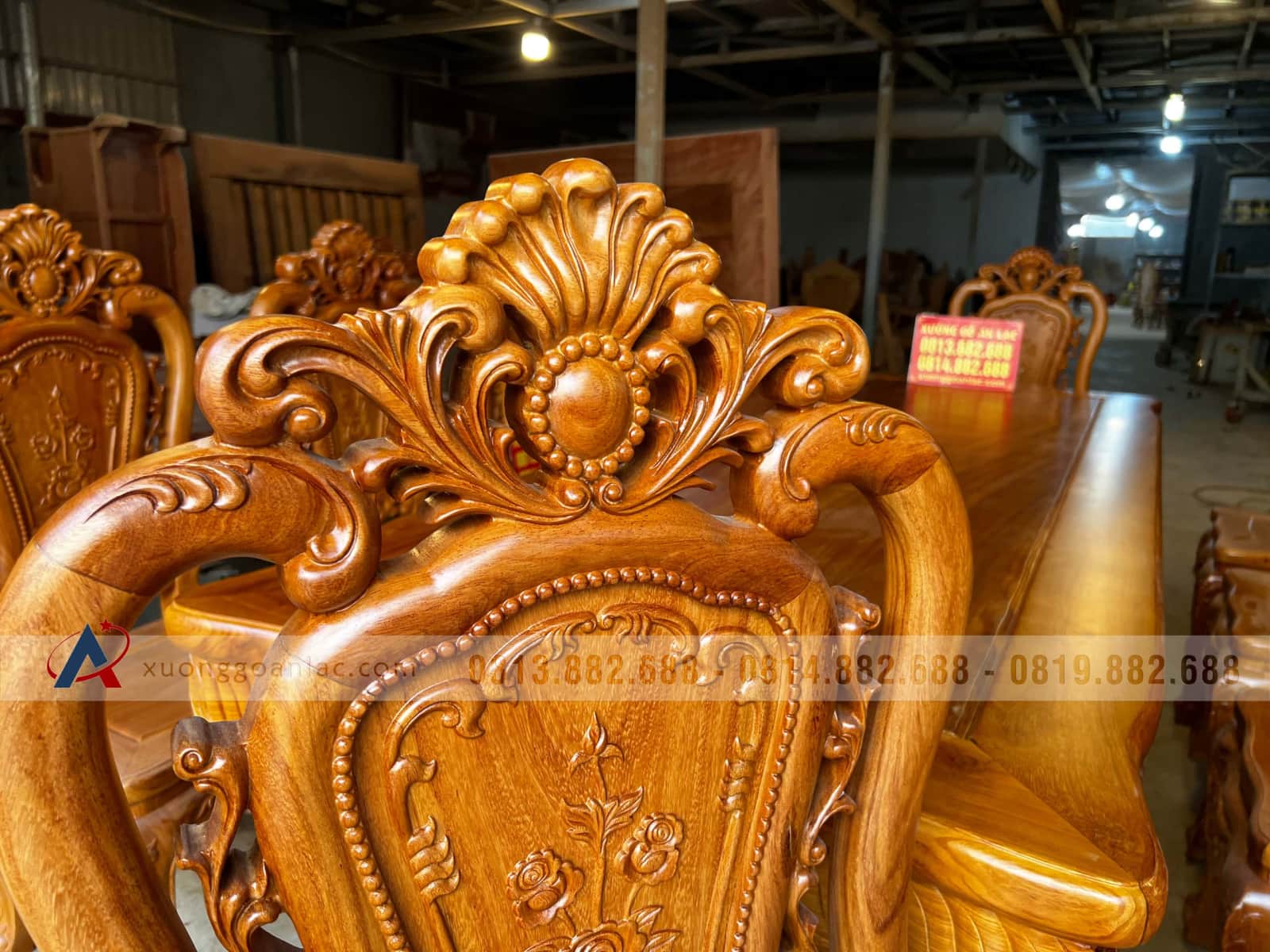 Bộ bàn ăn chữ nhật đục sen dẹo và 10 ghế louis hoa hồng gỗ gõ đỏ (Anh Khiêm, Quảng Bình) 12 ghế ăn cổ điển đẹp