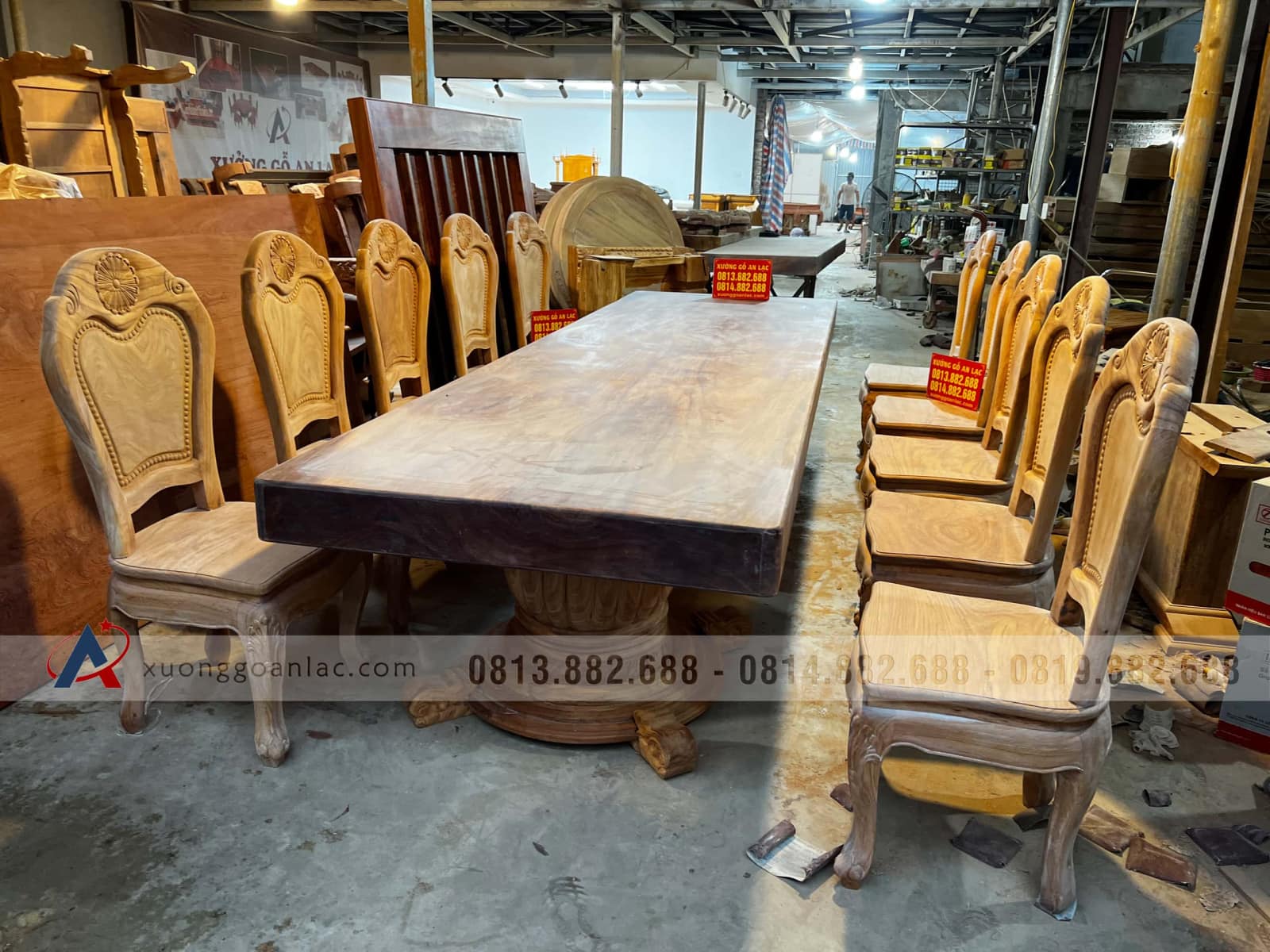Bàn ăn nguyên khối gõ đỏ 300x90x15cm và 10 ghế hoa cúc (Anh Hiếu, Hà Nội) 1 Bàn ăn gõ đỏ 300x90x15cm và 10 ghế hoa cúc
