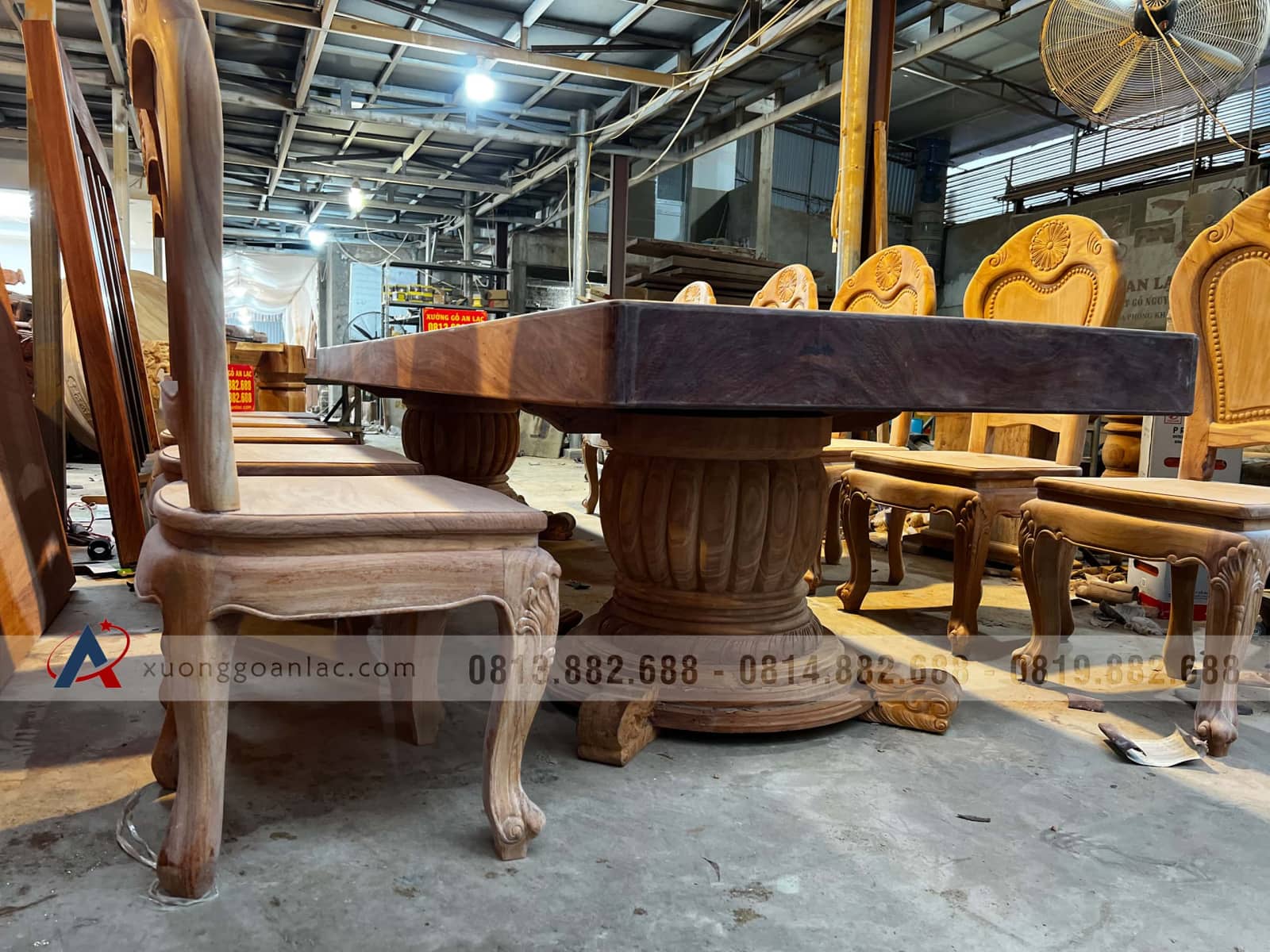 Bàn ăn nguyên khối gõ đỏ 300x90x15cm và 10 ghế hoa cúc (Anh Hiếu, Hà Nội) 4 Bàn ăn nguyên khối gõ đỏ 300x90x15cm và 10 ghế hoa cúc (Anh Hiếu, Hà Nội) - Ảnh 4