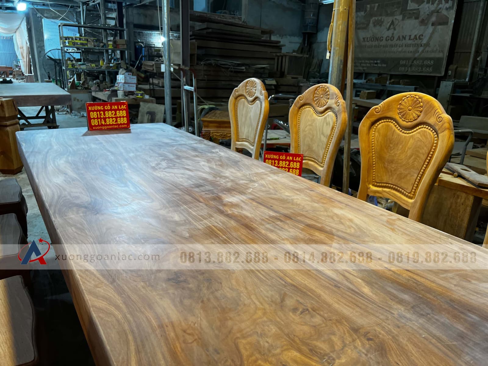 Bàn ăn nguyên khối gõ đỏ 300x90x15cm và 10 ghế hoa cúc (Anh Hiếu, Hà Nội) 5 Bàn ăn nguyên khối gõ đỏ 300x90x15cm và 10 ghế hoa cúc (Anh Hiếu, Hà Nội) - Ảnh 5