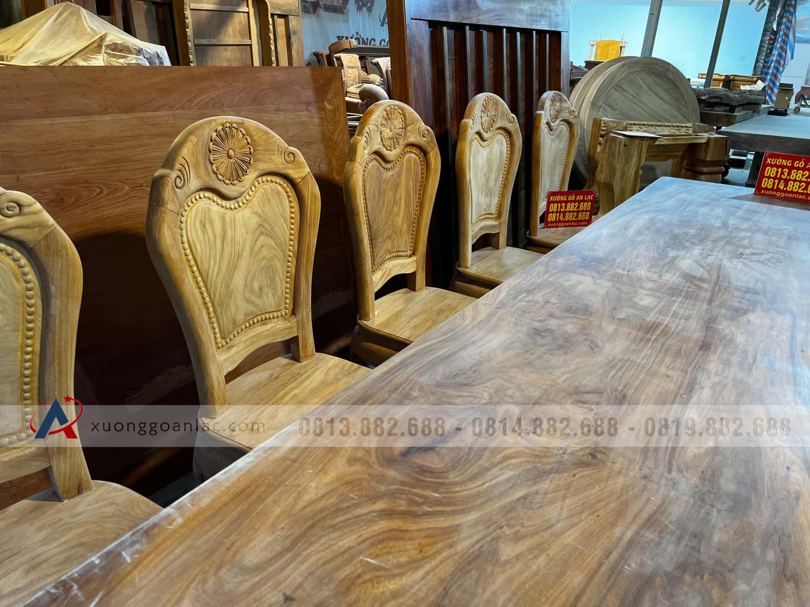 Bàn ăn nguyên khối gõ đỏ 300x90x15cm và 10 ghế hoa cúc (Anh Hiếu, Hà Nội) 6 Bàn ăn nguyên khối gõ đỏ 300x90x15cm và 10 ghế hoa cúc (Anh Hiếu, Hà Nội) - Ảnh 6