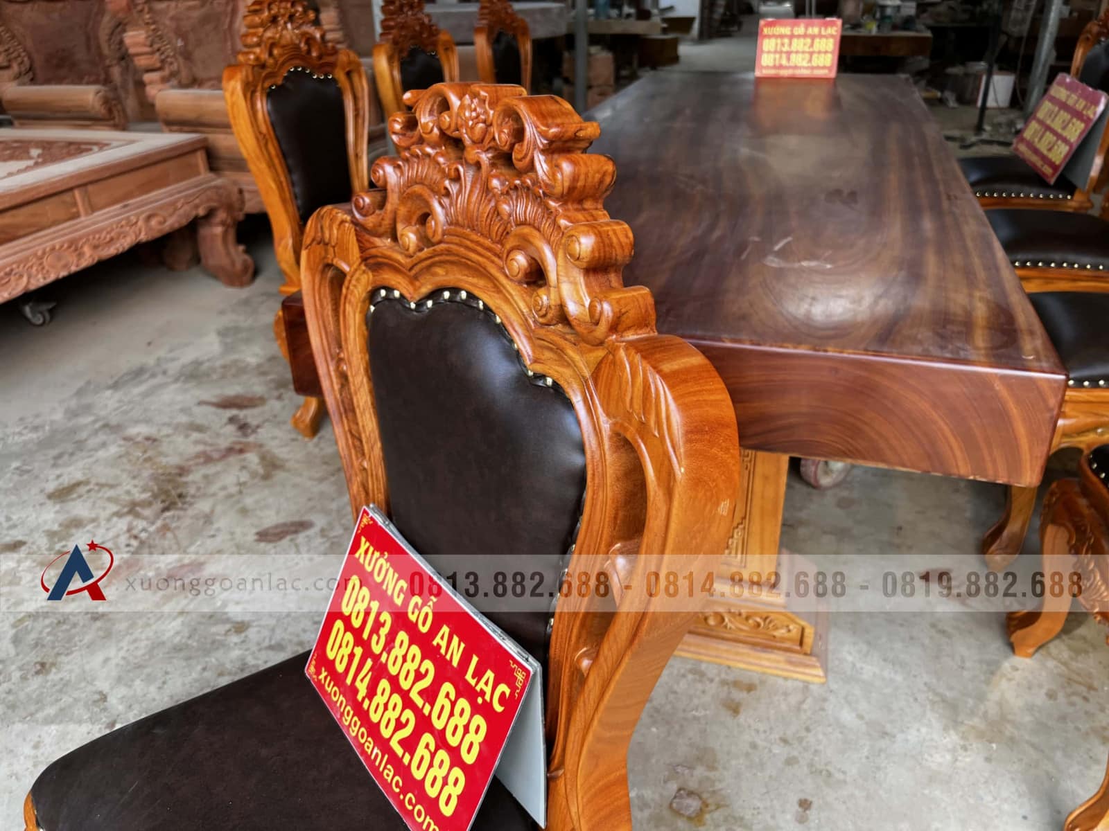 Bộ bàn ăn gõ đỏ nguyên khối và 8 ghế louis bọc da (Anh Toàn, Bắc Giang) 2 ghế ăn đục hoa lá tây