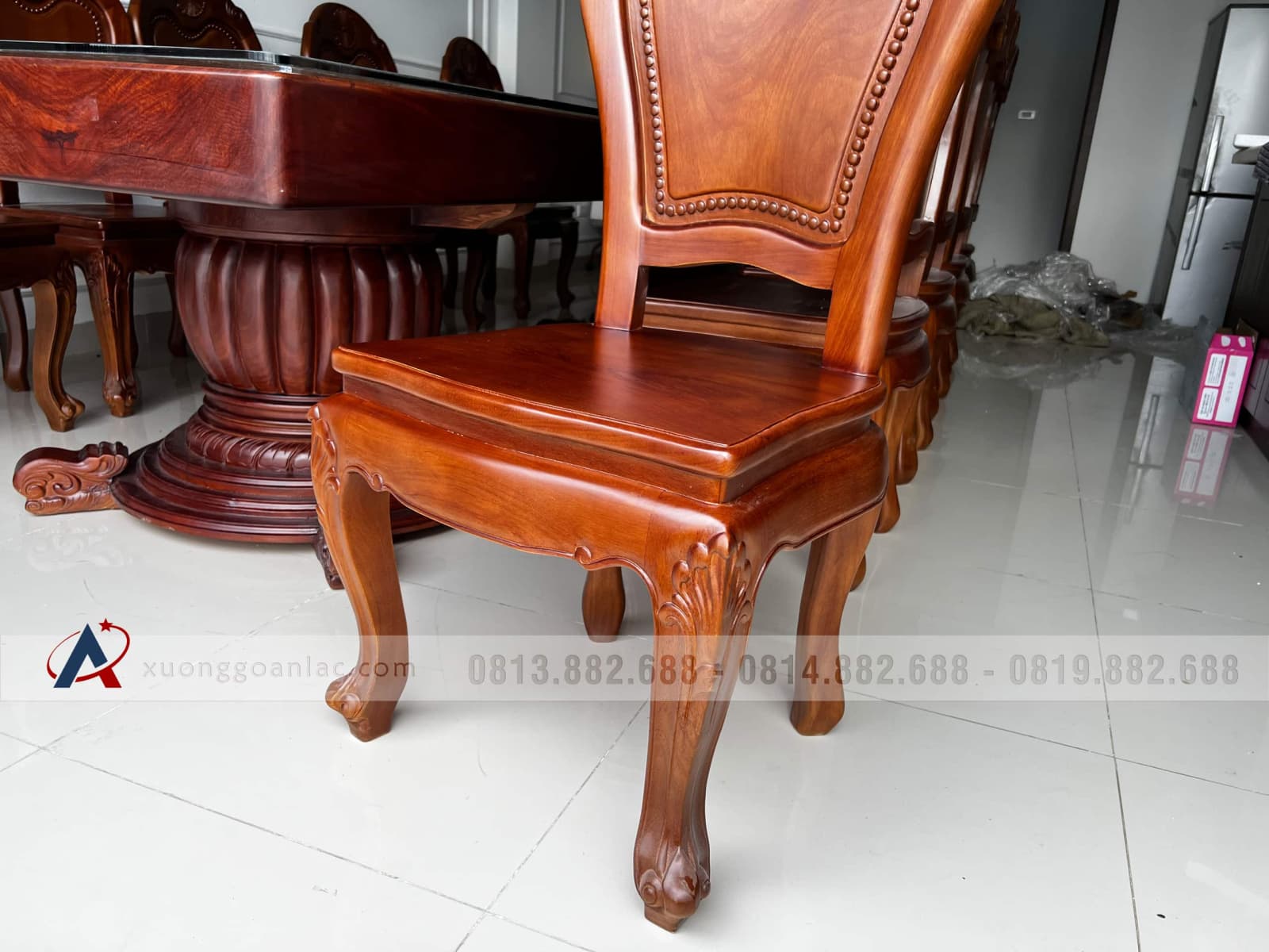Bộ bàn ăn nguyên khối 10 ghế hoa cúc gỗ gõ đỏ siêu vip (Chị Bích Thủy, Hà Đông) 11 ghế ăn chân cong quỳ