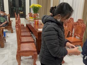 Bộ bàn ăn nguyên khối gỗ hương đá 12 ghế Louis hoàng gia (Cô Hà, Hà Nội) 28 Ban an nguyen khoi go do tu nhien co ha 11