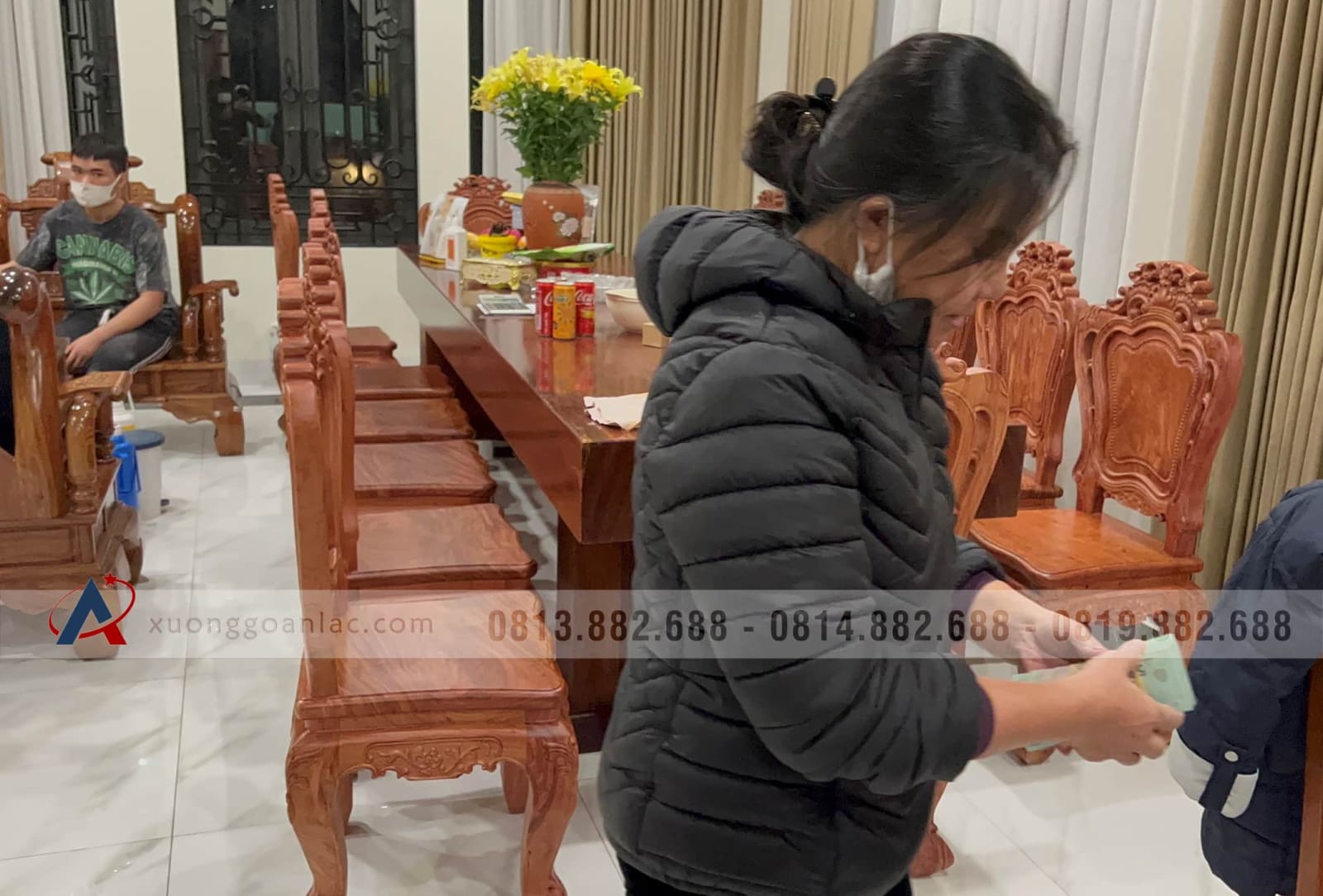 Bộ bàn ăn nguyên khối gỗ hương đá 12 ghế Louis hoàng gia (Cô Hà, Hà Nội) 12 Bộ bàn ăn nguyên khối gỗ hương đá 12 ghế Louis hoàng gia (Cô Hà, Hà Nội) - Ảnh 12