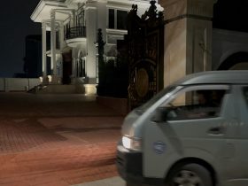 Bộ bàn ăn nguyên khối gỗ hương đá 12 ghế Louis hoàng gia (Cô Hà, Hà Nội) 18 bàn giao bàn ăn gỗ hương đá cao cấp cho khách