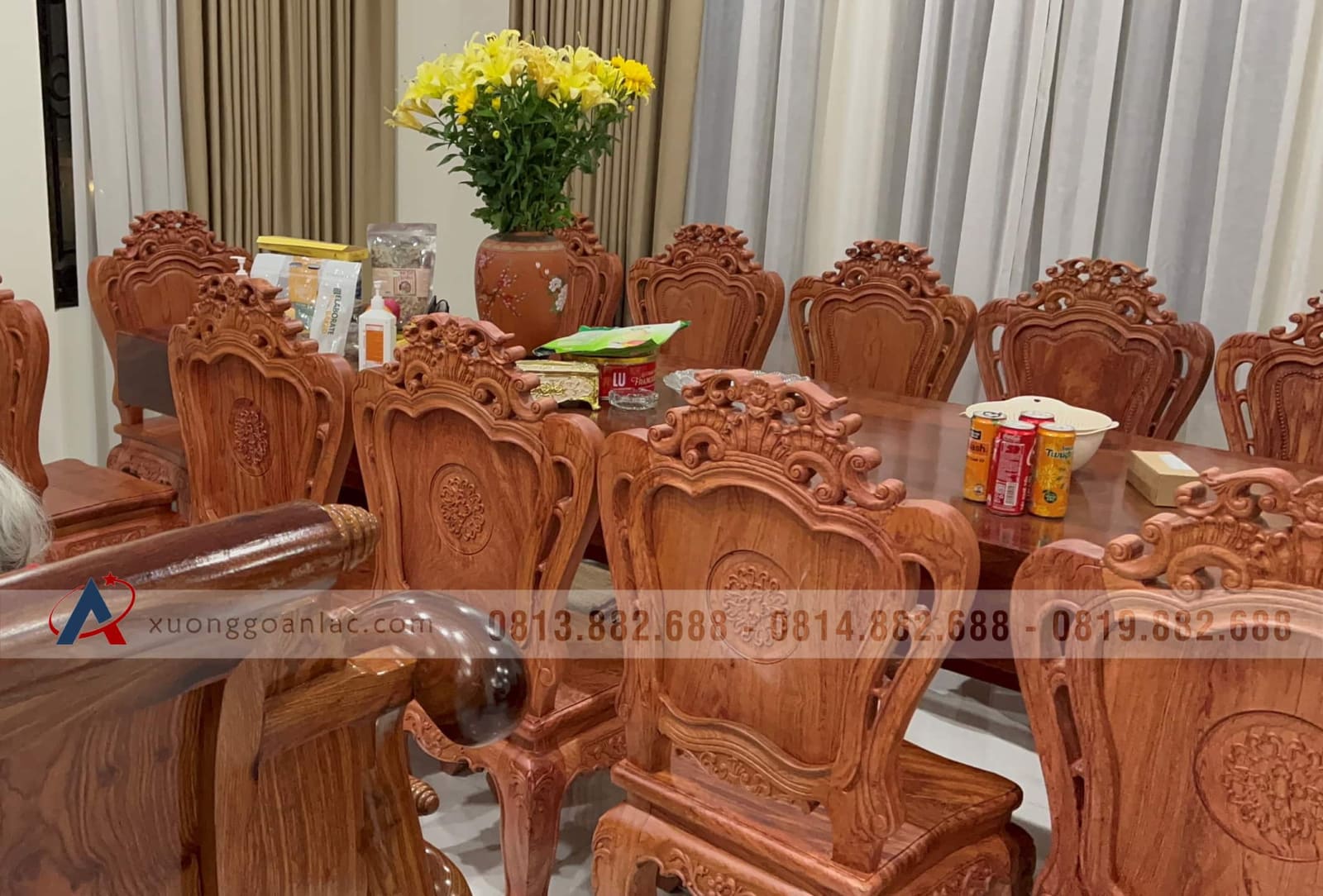 Bộ bàn ăn nguyên khối gỗ hương đá 12 ghế Louis hoàng gia (Cô Hà, Hà Nội) 43 bàn ăn 12 ghế luois hoàng gia hoa lá tây gỗ hương đá cao cấp