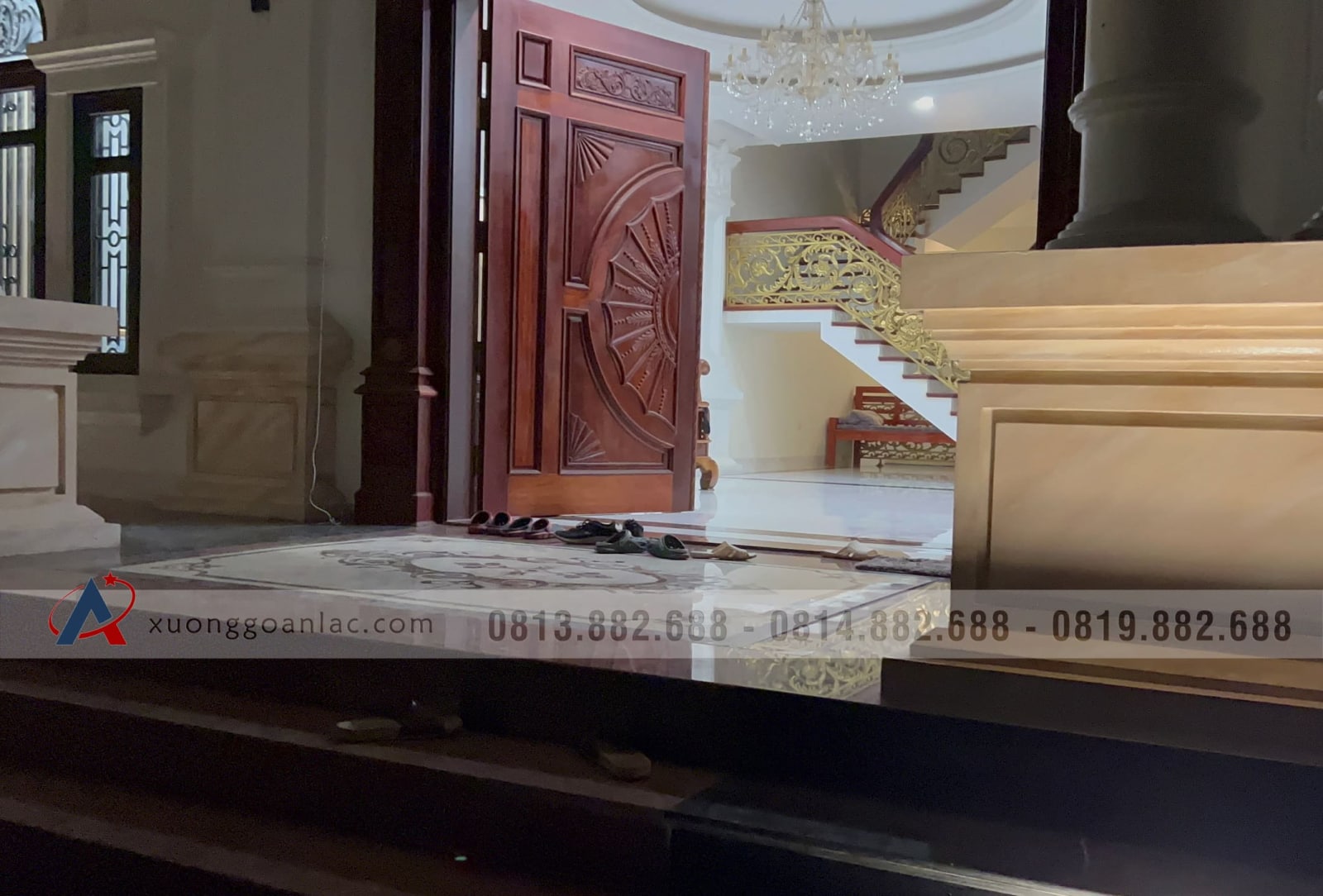 Bộ bàn ăn nguyên khối gỗ hương đá 12 ghế Louis hoàng gia (Cô Hà, Hà Nội) 3 bàn giao bàn ăn gỗ hương đá