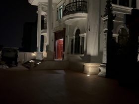 Bộ bàn ăn nguyên khối gỗ hương đá 12 ghế Louis hoàng gia (Cô Hà, Hà Nội) 20 Căn biệt thự sang trọng nhà cô Hà mua bàn ăn gỗ của an Lạc