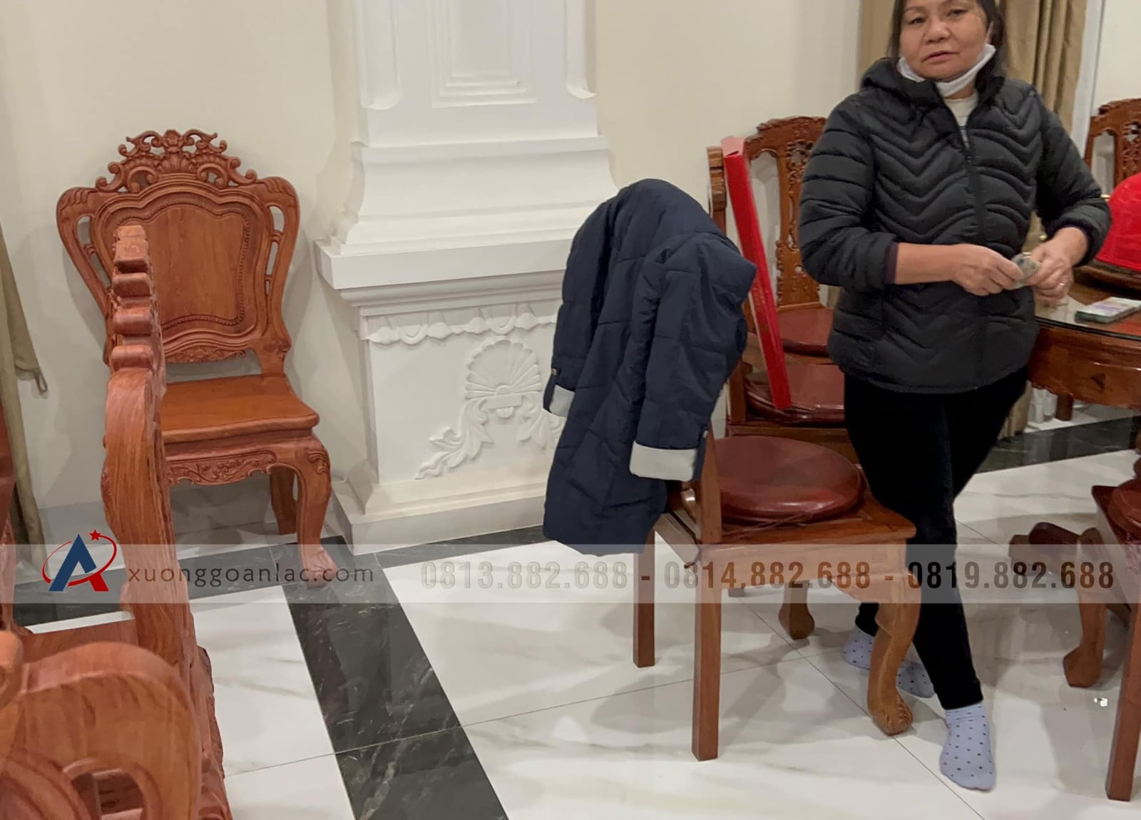 Bộ bàn ăn nguyên khối gỗ hương đá 12 ghế Louis hoàng gia (Cô Hà, Hà Nội) 9 Bộ bàn ăn nguyên khối gỗ hương đá 12 ghế Louis hoàng gia (Cô Hà, Hà Nội) - Ảnh 9