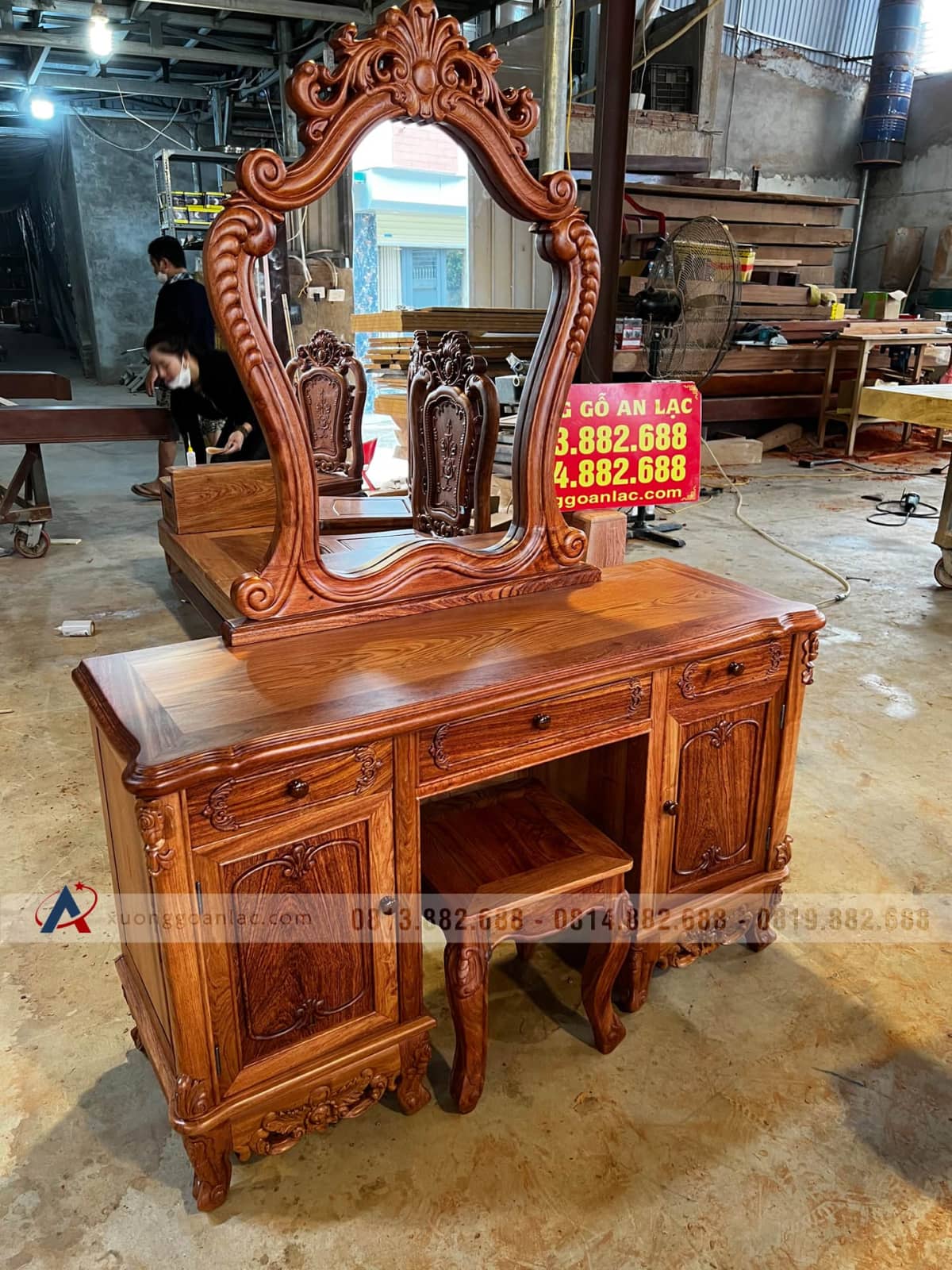 Bàn trang điểm Hoàng gia gỗ hương đá (anh Hải Lý, Thái Nguyên) 38 Bàn trang điểm Hoàng gia gỗ hương đá tự nhiên đục tay đẳng cấp