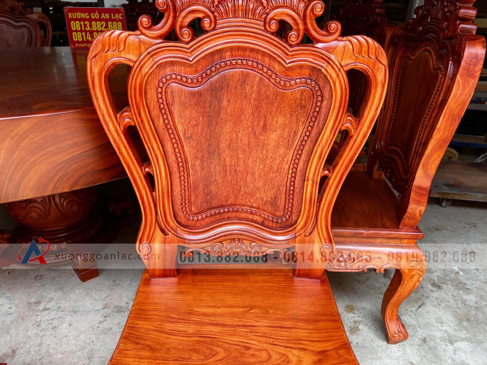 Bộ bàn tròn nguyên khối 160cm gỗ hương xám và 10 ghế Louis gỗ hương đá (Anh Chuẩn, Hải Phòng) 14 Bộ bàn tròn nguyên khối 160cm gỗ hương xám và 10 ghế Louis gỗ hương đá (Anh Chuẩn, Hải Phòng) - Ảnh 14