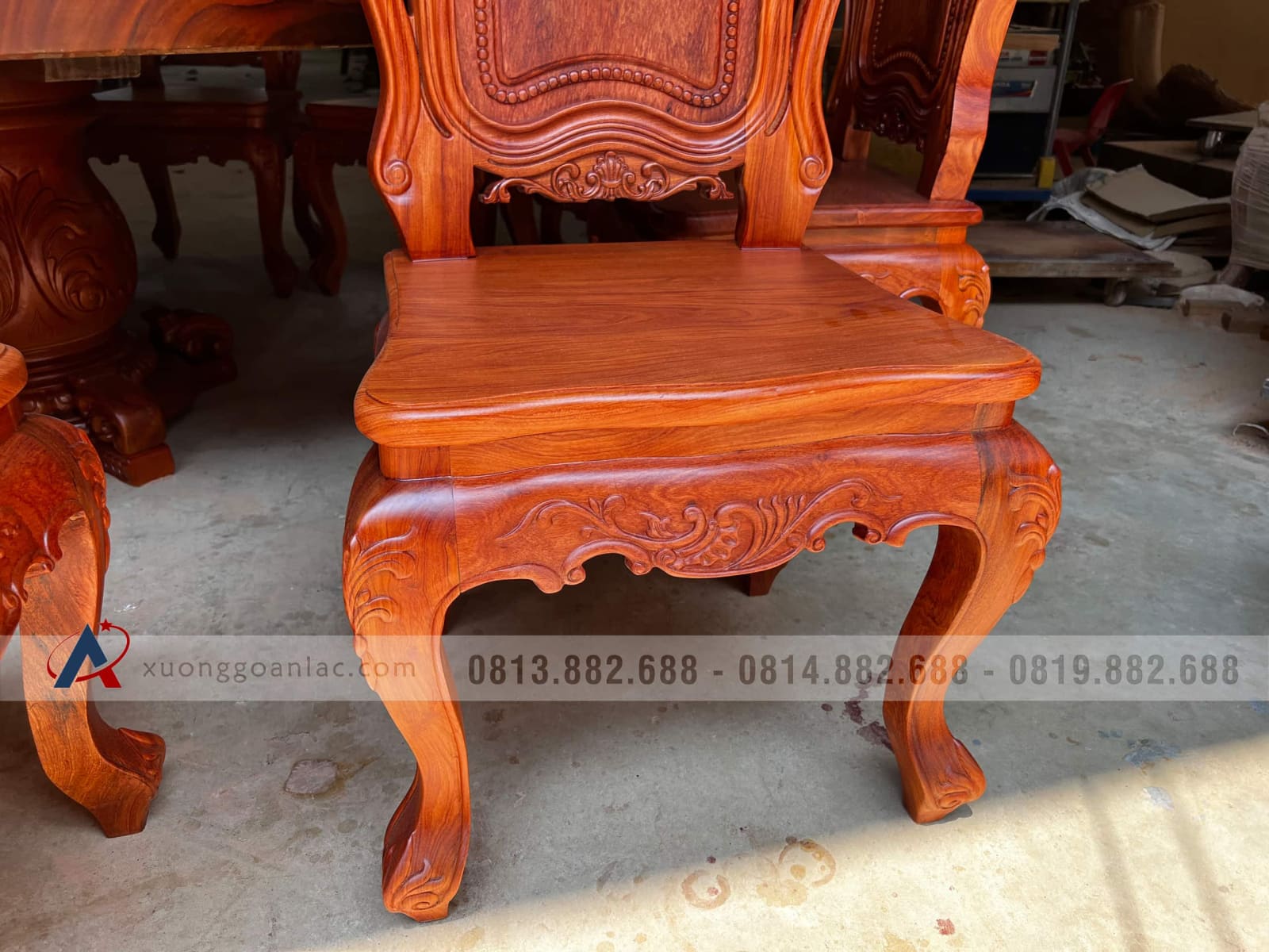 Bộ bàn tròn nguyên khối 160cm gỗ hương xám và 10 ghế Louis gỗ hương đá (Anh Chuẩn, Hải Phòng) 15 Bộ bàn tròn nguyên khối 160cm gỗ hương xám và 10 ghế Louis gỗ hương đá (Anh Chuẩn, Hải Phòng) - Ảnh 15