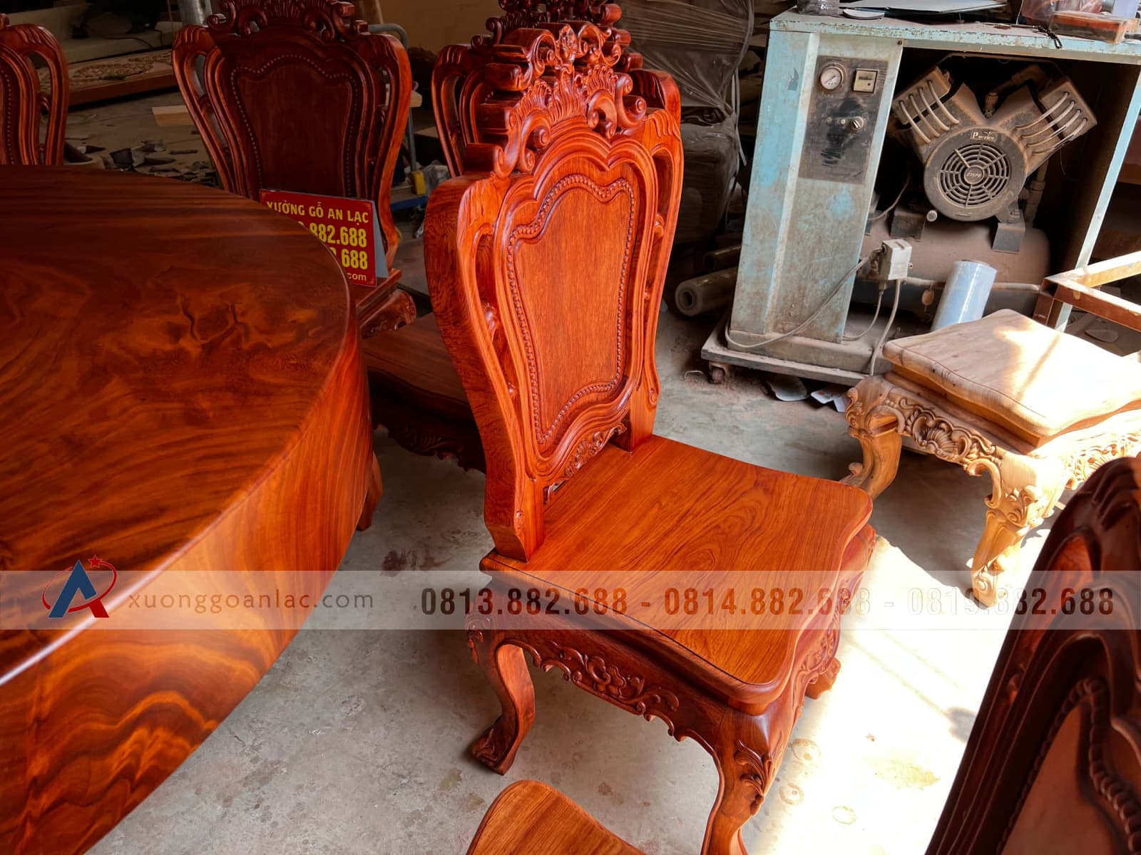 Bộ bàn tròn nguyên khối 160cm gỗ hương xám và 10 ghế Louis gỗ hương đá (Anh Chuẩn, Hải Phòng) 16 Bộ bàn tròn nguyên khối 160cm gỗ hương xám và 10 ghế Louis gỗ hương đá (Anh Chuẩn, Hải Phòng) - Ảnh 16