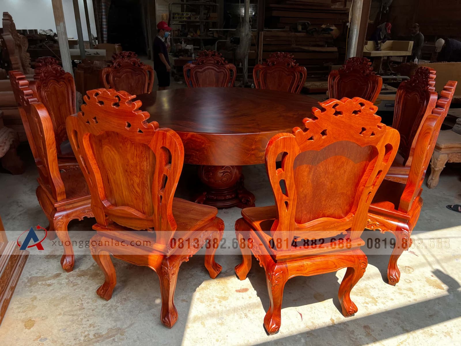 Bộ bàn tròn nguyên khối 160cm gỗ hương xám và 10 ghế Louis gỗ hương đá (Anh Chuẩn, Hải Phòng) 3 Bộ bàn tròn nguyên khối 160cm gỗ hương xám và 10 ghế Louis gỗ hương đá (Anh Chuẩn, Hải Phòng) - Ảnh 3