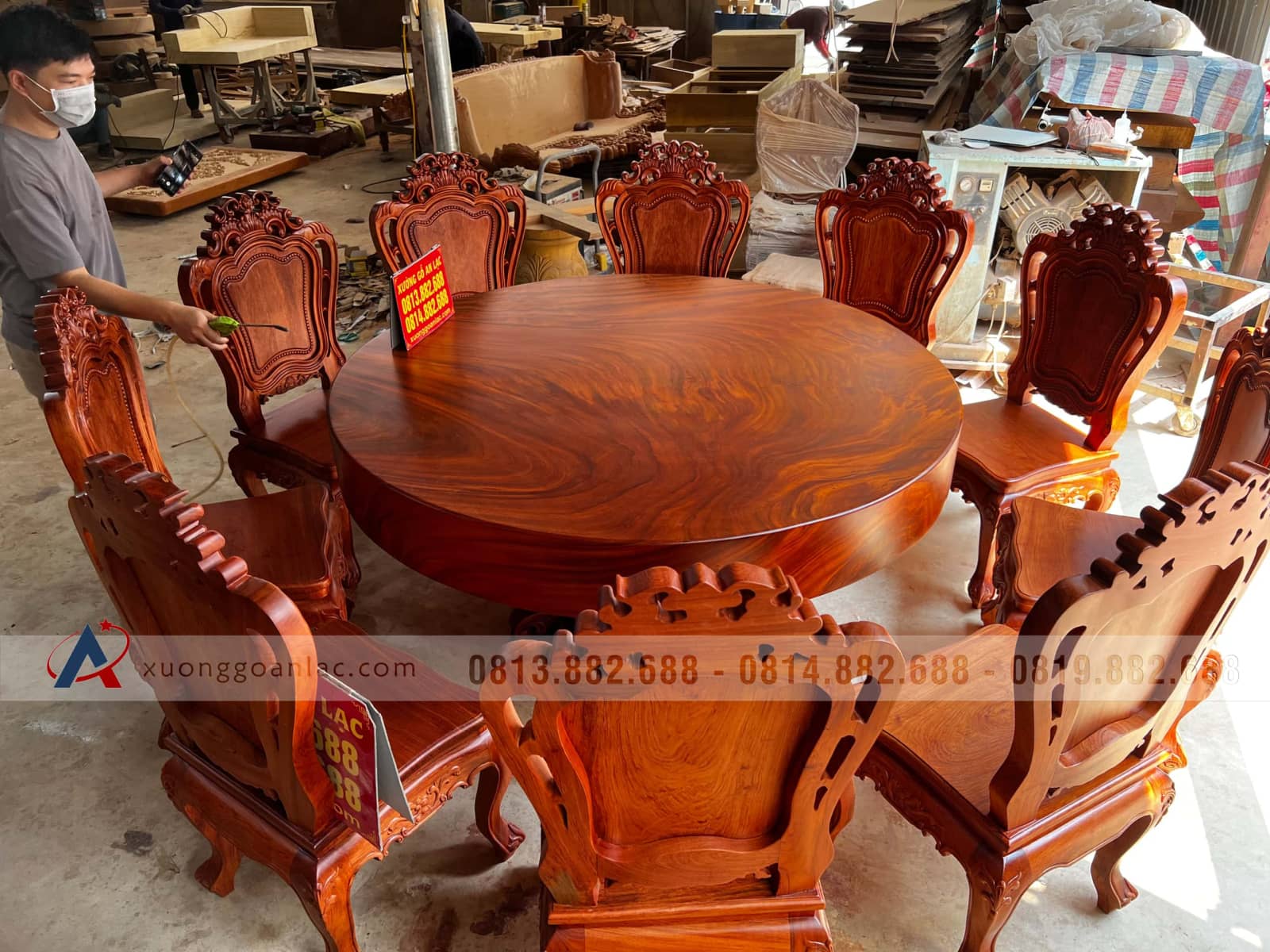 Bộ bàn tròn nguyên khối 160cm gỗ hương xám và 10 ghế Louis gỗ hương đá (Anh Chuẩn, Hải Phòng) 7 Bộ bàn tròn nguyên khối 160cm gỗ hương xám và 10 ghế Louis gỗ hương đá (Anh Chuẩn, Hải Phòng) - Ảnh 7