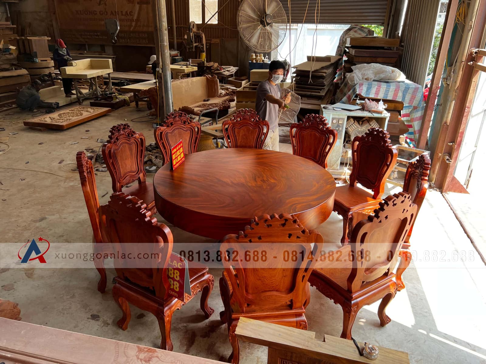 Bộ bàn tròn nguyên khối 160cm gỗ hương xám và 10 ghế Louis gỗ hương đá (Anh Chuẩn, Hải Phòng) 8 Bộ bàn tròn nguyên khối 160cm gỗ hương xám và 10 ghế Louis gỗ hương đá (Anh Chuẩn, Hải Phòng) - Ảnh 8