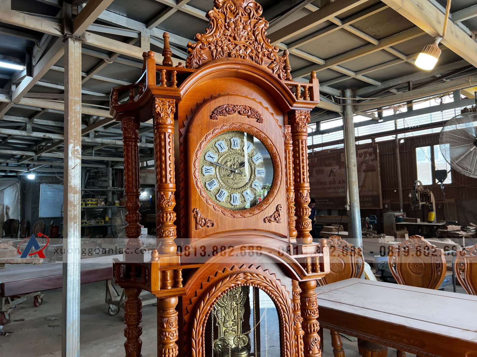 Đồng hồ mẫu trụ vát gỗ gõ đỏ cao cấp (anh Thịnh, Lào Cai) 20 đồng hồ cây mặt tròn gỗ gõ đỏ cao cấp