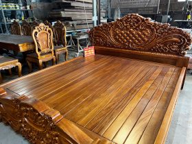 Giường ngủ Hoàng Gia Hoa Hồng 2mx2m2 gỗ gõ đỏ nguyên khối (anh Thái, Lạng Sơn) 22 giường ngủ hoàng gia đục tay hoa lá tây sang trọng