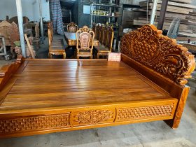 Giường ngủ Hoàng Gia Hoa Hồng 2mx2m2 gỗ gõ đỏ nguyên khối (anh Thái, Lạng Sơn) 21 giường ngủ đục tay hoa lá tây sang trọng