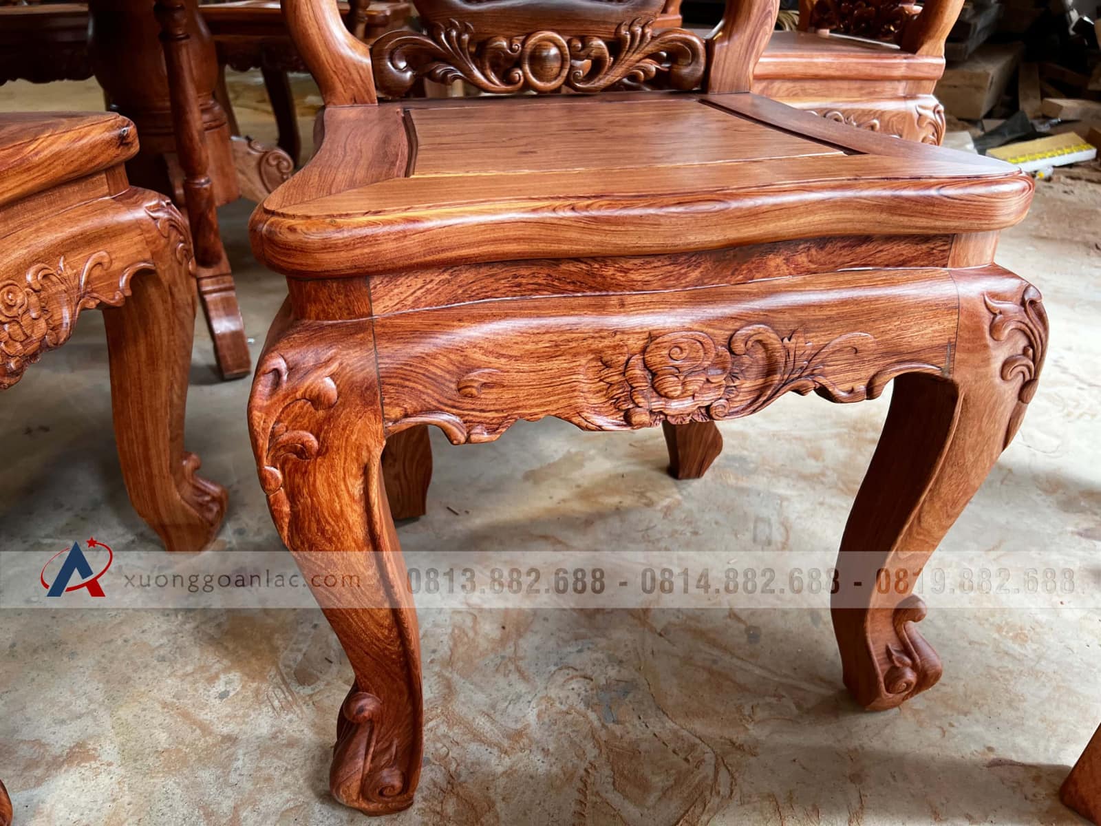 Bộ bàn ăn tròn khung 4 ván 2 và 8 ghế hồng hạt gỗ hương đá cao cấp (Anh Hải Lý, Thái Nguyên) 12 ghế louis chân cong quỳ