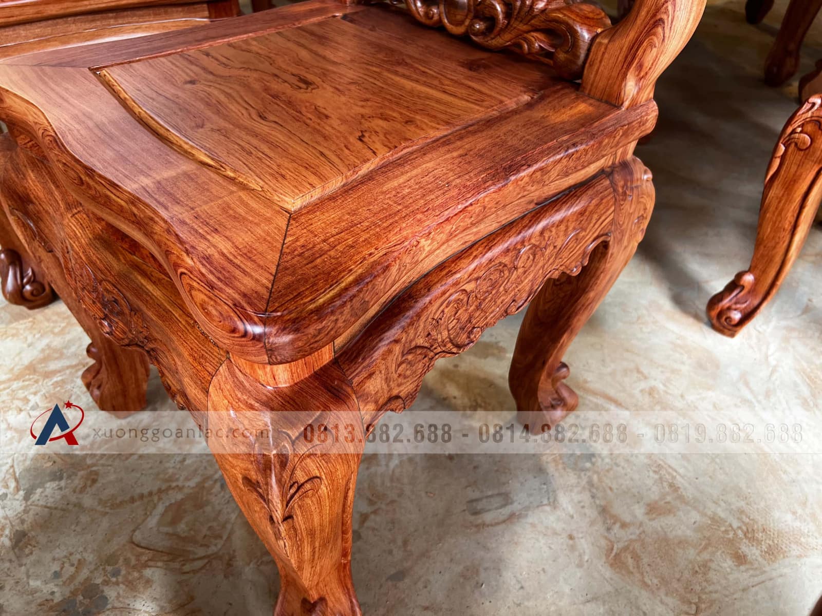 Bộ bàn ăn tròn khung 4 ván 2 và 8 ghế hồng hạt gỗ hương đá cao cấp (Anh Hải Lý, Thái Nguyên) 13 mẫu ghế louis mặt khung tranh