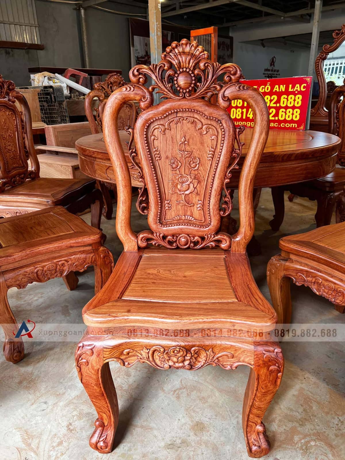 Bộ bàn ăn tròn khung 4 ván 2 và 8 ghế hồng hạt gỗ hương đá cao cấp (Anh Hải Lý, Thái Nguyên) 40 ghế ăn mẫu hồng hạt đục hai mặt gỗ hương đá cao cấp