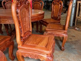 Bộ bàn ăn tròn khung 4 ván 2 và 8 ghế hồng hạt gỗ hương đá cao cấp (Anh Hải Lý, Thái Nguyên) 26 mẫu ghế ăn hoàng gia