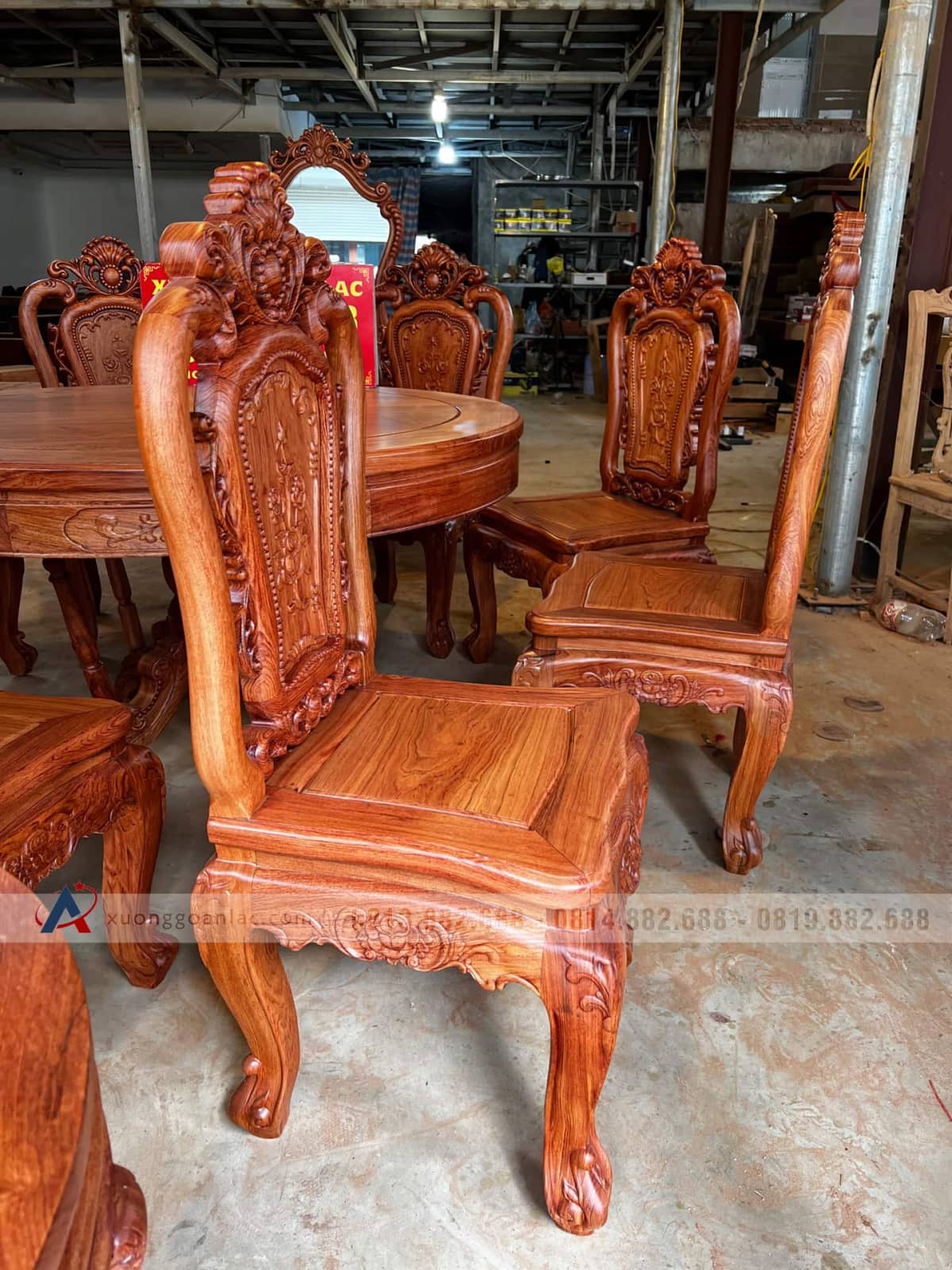 Bộ bàn ăn tròn khung 4 ván 2 và 8 ghế hồng hạt gỗ hương đá cao cấp (Anh Hải Lý, Thái Nguyên) 9 mẫu ghế ăn hoàng gia
