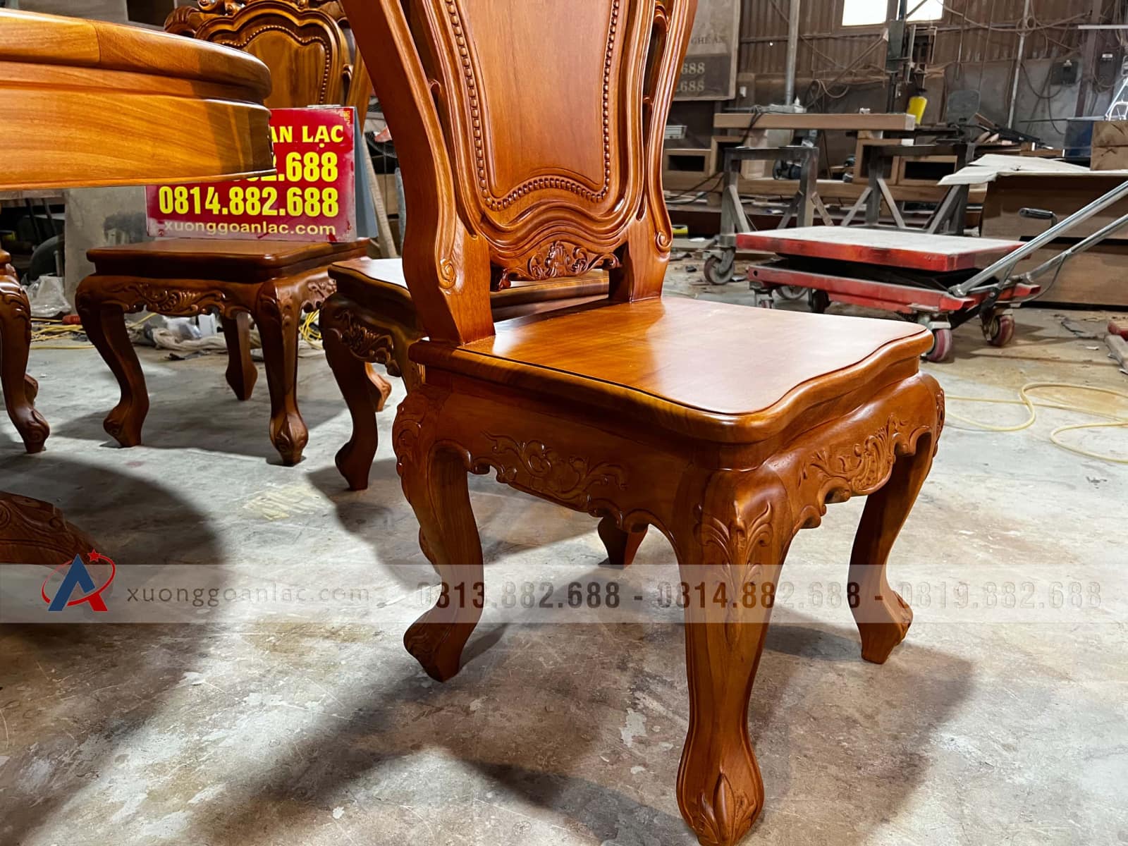 Bộ bàn ăn tròn gõ đỏ 1m37 và 8 ghế louis hoa lá tây (Anh Quyết, Lâm Đồng) 12 Bộ bàn ăn tròn gõ đỏ 1m37 và 8 ghế louis hoa lá tây (Anh Quyết, Lâm Đồng) - Ảnh 12