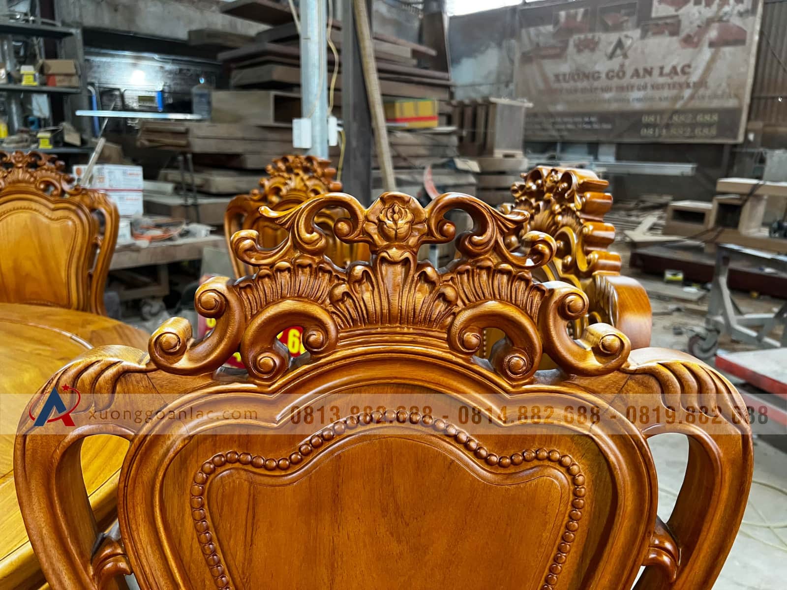 Bộ bàn ăn tròn gõ đỏ 1m37 và 8 ghế louis hoa lá tây (Anh Quyết, Lâm Đồng) 9 Bộ bàn ăn tròn gõ đỏ 1m37 và 8 ghế louis hoa lá tây (Anh Quyết, Lâm Đồng) - Ảnh 9