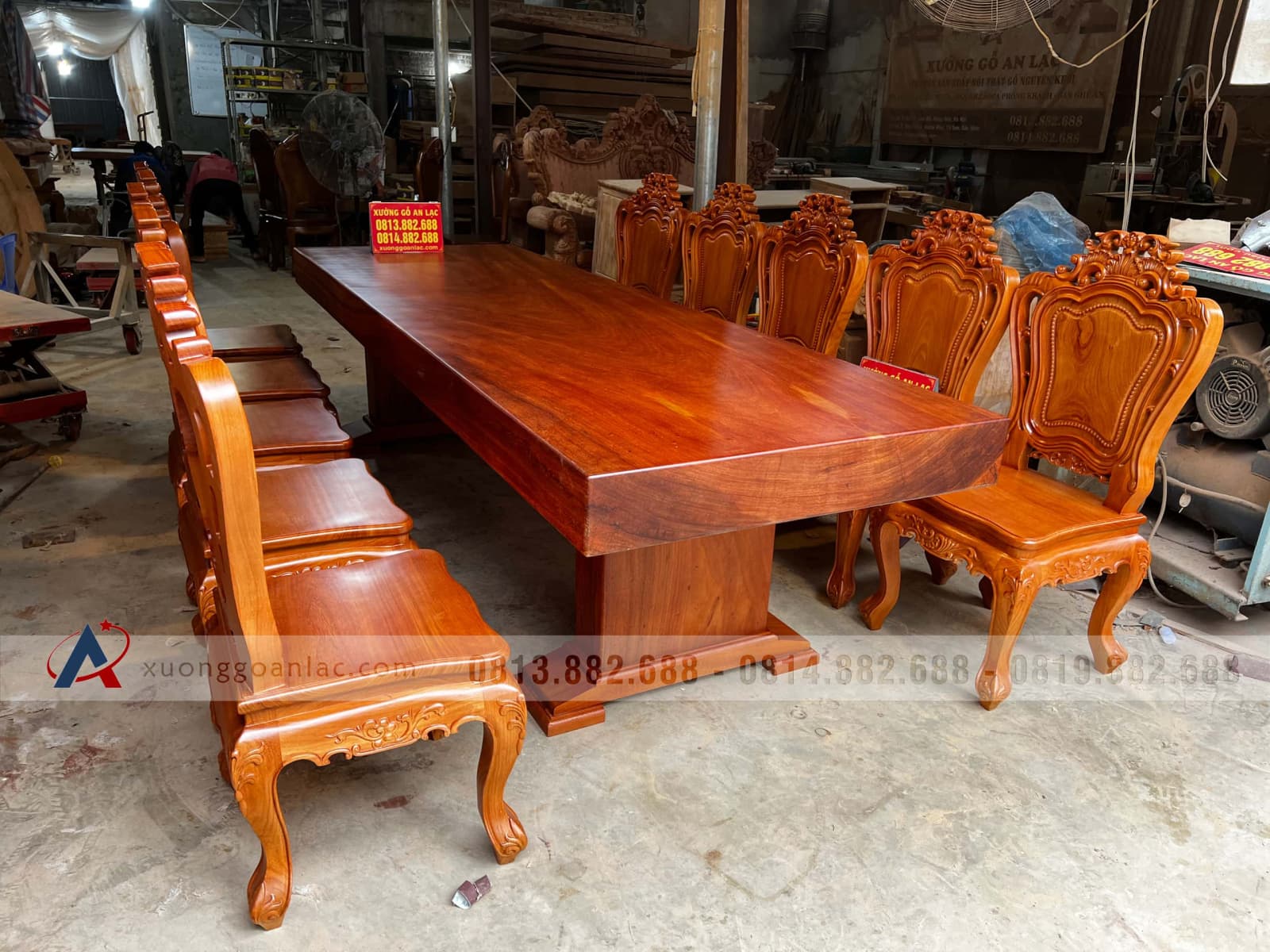 Bộ bàn ăn nguyên khối 300x98x15cm và 10 ghế louis gỗ gõ đỏ đục tay đẳng cấp (Anh Hoàng, Nghệ An) 28 bộ bàn ăn 10 ghế louis bàn 300x98x15cm gỗ gõ đỏ
