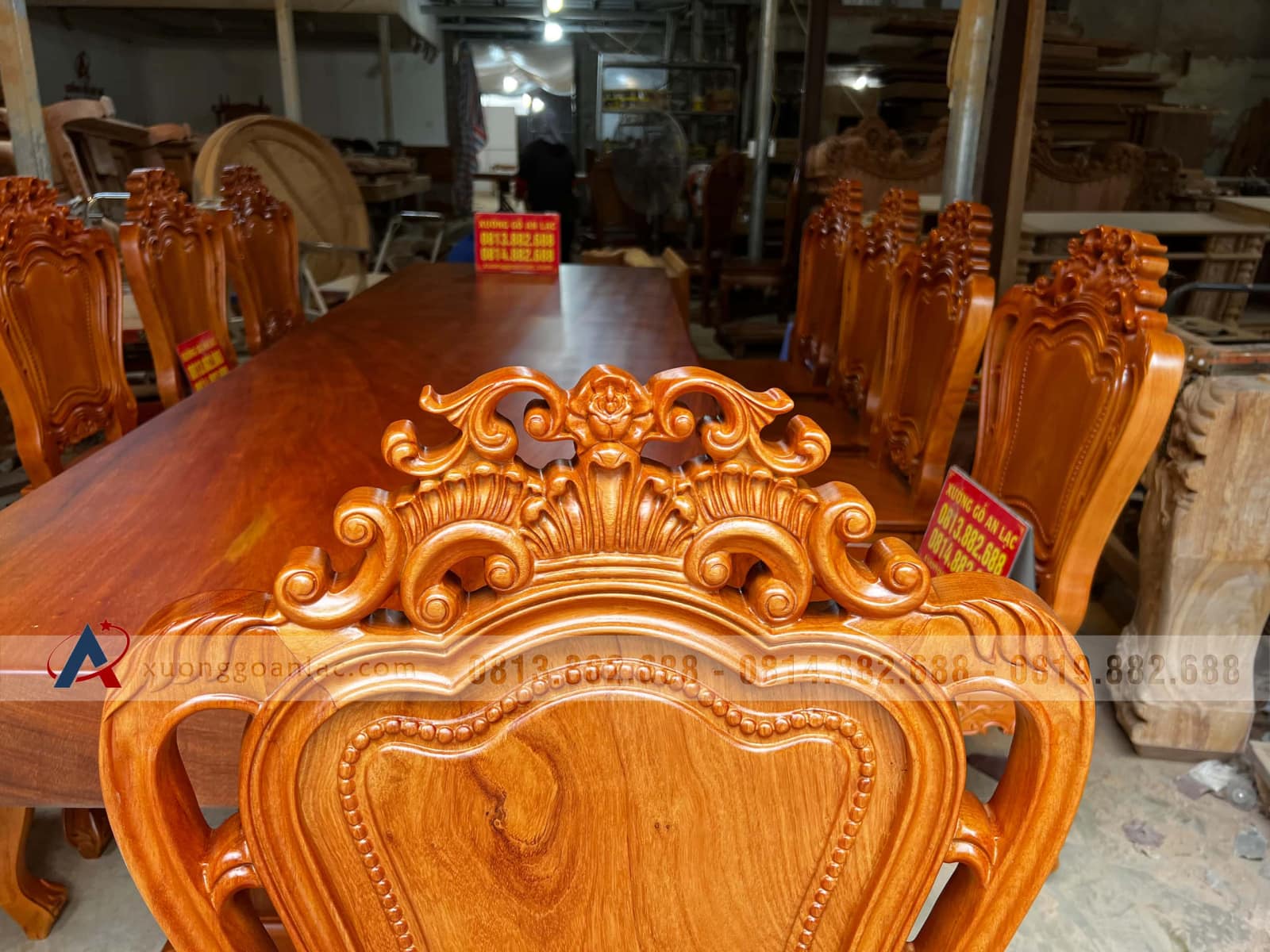 Bộ bàn ăn nguyên khối 300x98x15cm và 10 ghế louis gỗ gõ đỏ đục tay đẳng cấp (Anh Hoàng, Nghệ An) 11 Bộ bàn ăn nguyên khối 300x98x15cm và 10 ghế louis gỗ gõ đỏ đục tay đẳng cấp (Anh Hoàng, Nghệ An) - Ảnh 11