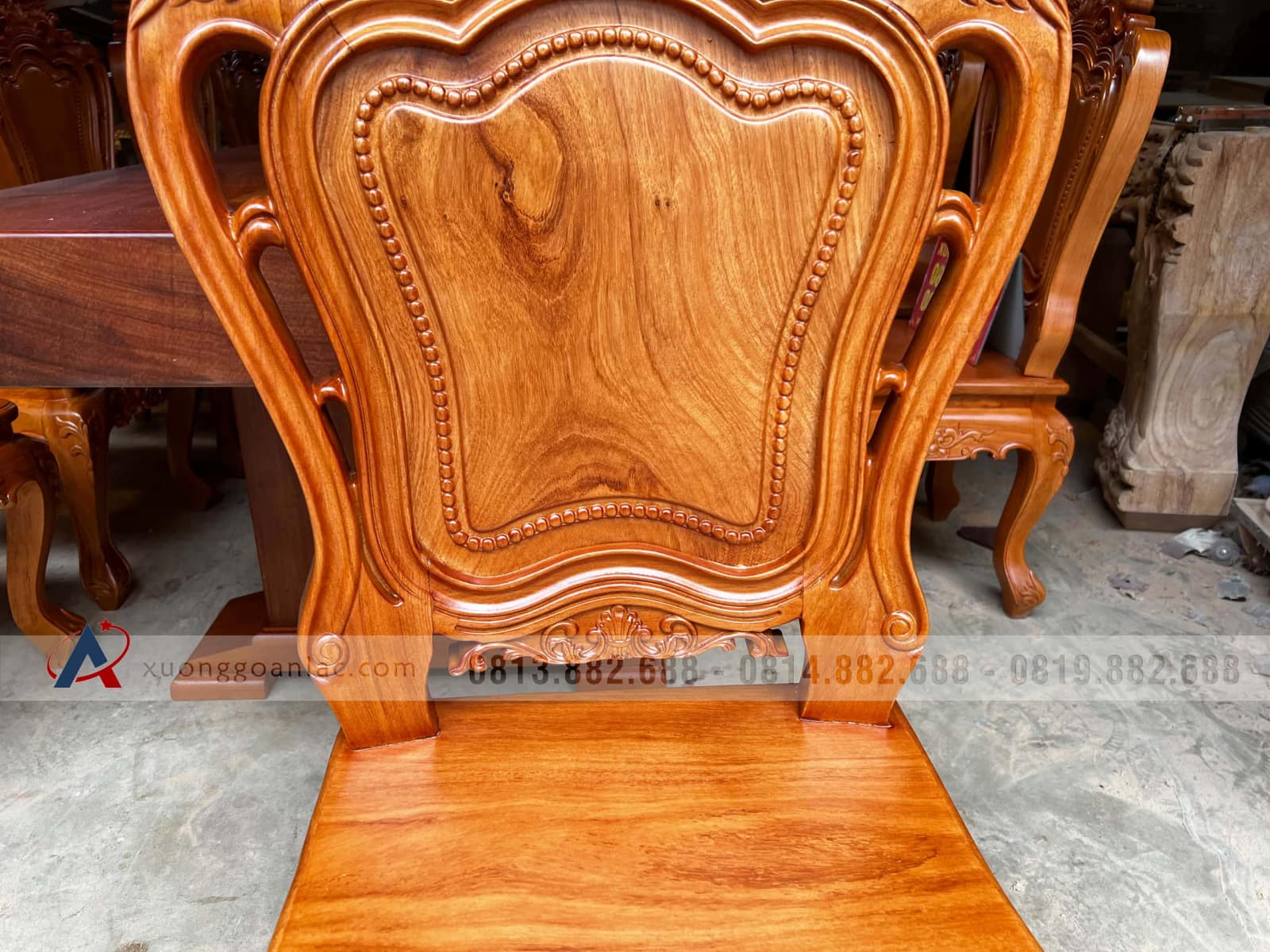 Bộ bàn ăn nguyên khối 300x98x15cm và 10 ghế louis gỗ gõ đỏ đục tay đẳng cấp (Anh Hoàng, Nghệ An) 12 ghế ăn hoàng gia hoa lá tây gỗ gõ đỏ